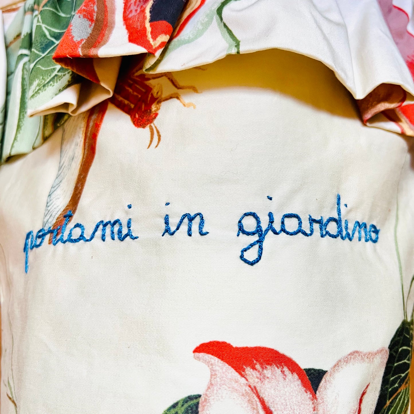 Secchiello tela stampa floreale con ricamo a mano sul davanti "portami in giardino "