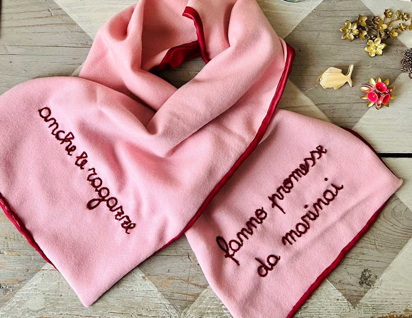 sciarpa in lana rosa peonia " anche le ragazze fanno promesse da marinai" ricamata a mano