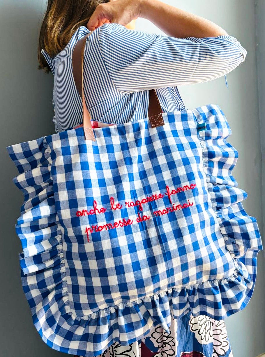shopping bag quadretti bluette “anche le ragazze fanno promesse da marinai" ricamata a mano