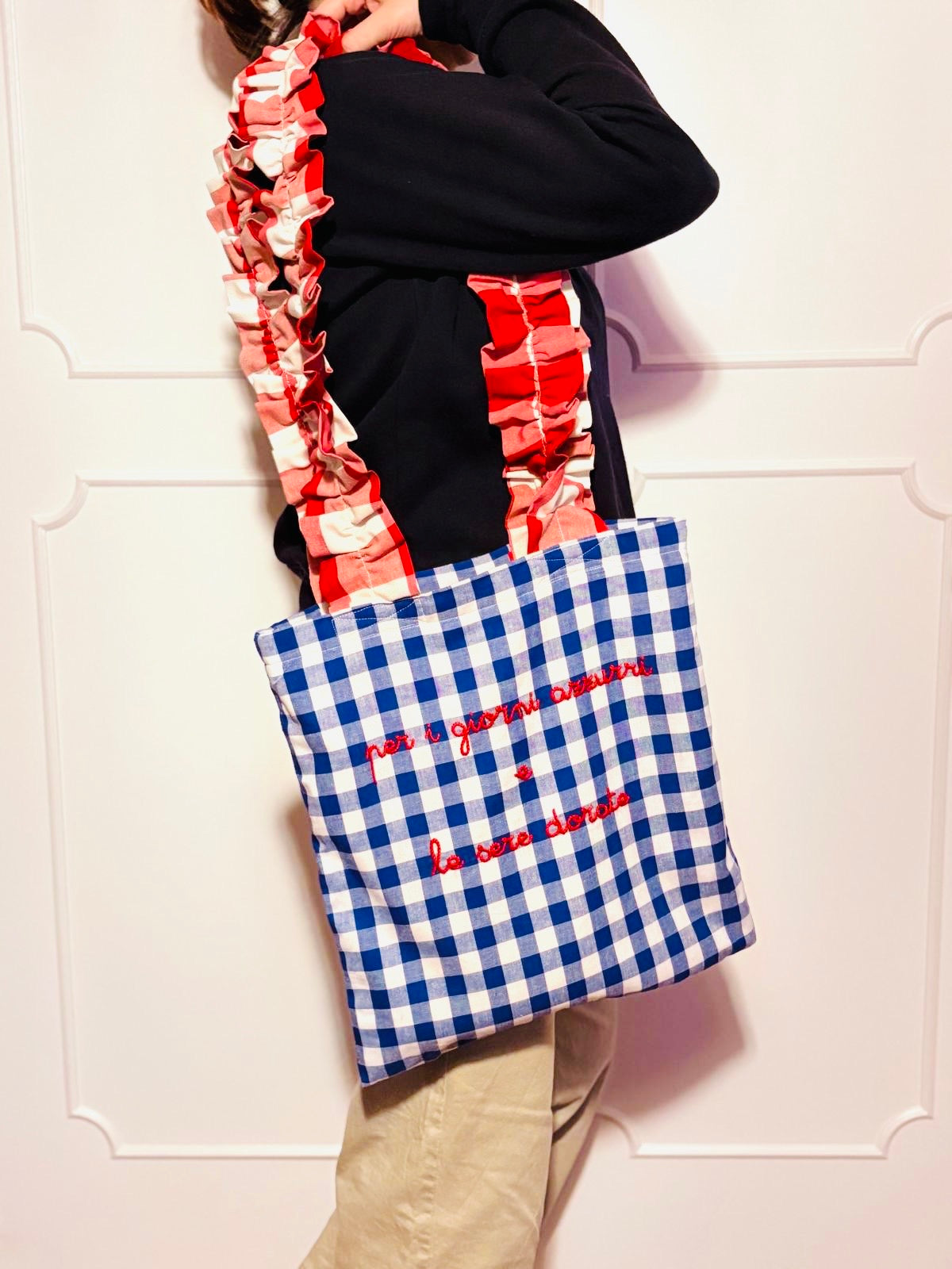 shopping bag in tela a quadri bluette "per i giorni azzurri e le sere dorate" ricamata a mano con manici volants