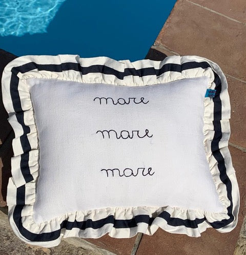 Cuscino in lino ricamato a mano "mare mare mare" con volants