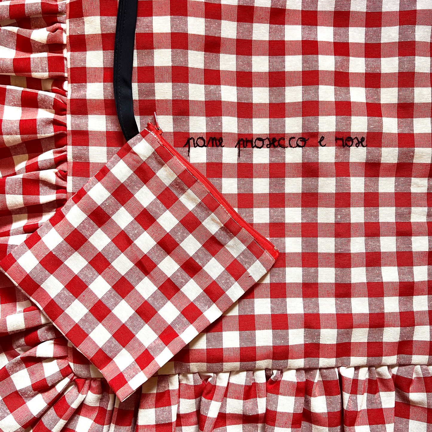 Shopping bag vichy rosso “pane, prosecco e rose” ricamata a mano