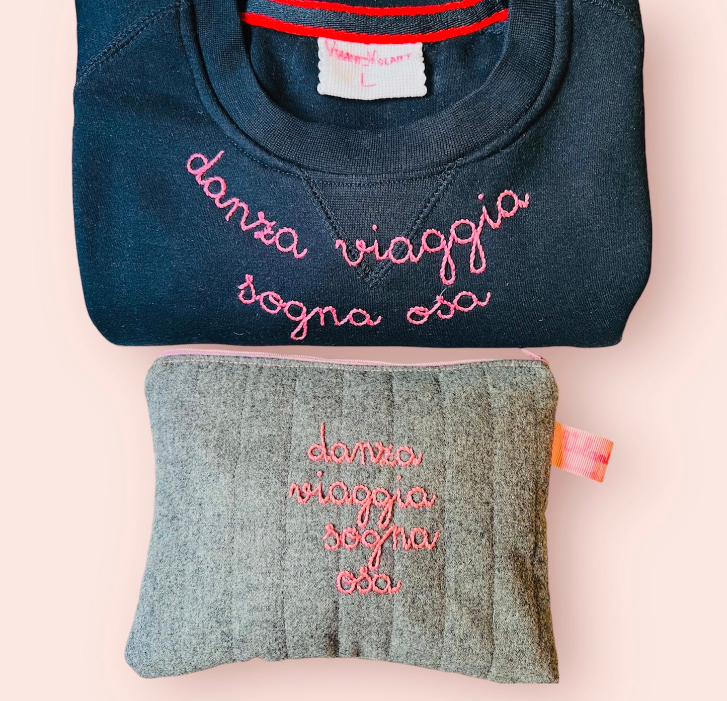 Felpa blu navy” danza viaggia sogna osa” ricamata a mano