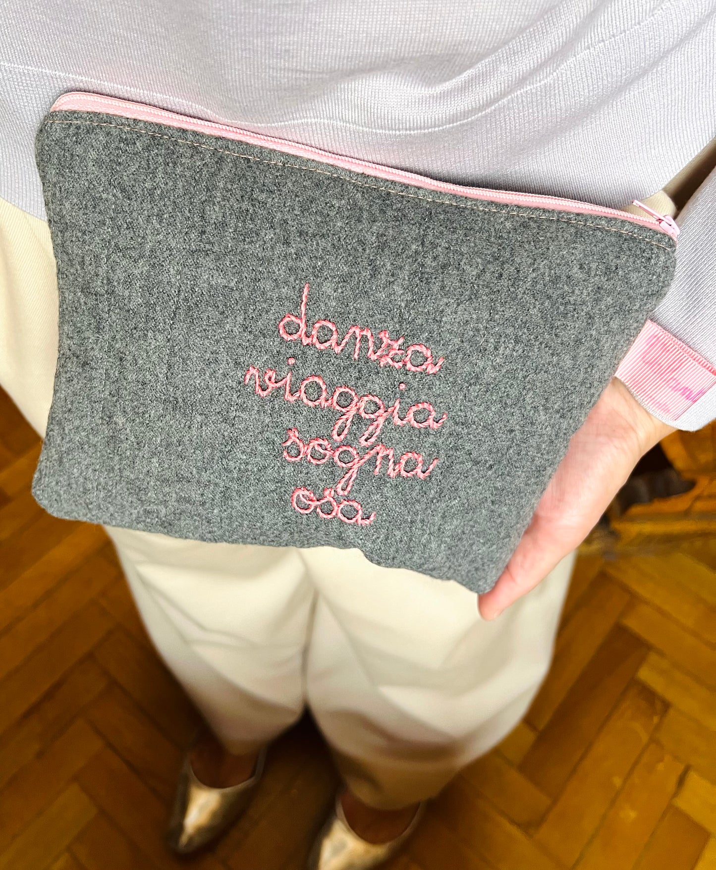 Busta in lana grigia matelasse’ “ danza viaggia sogna osa” ricamata a mano