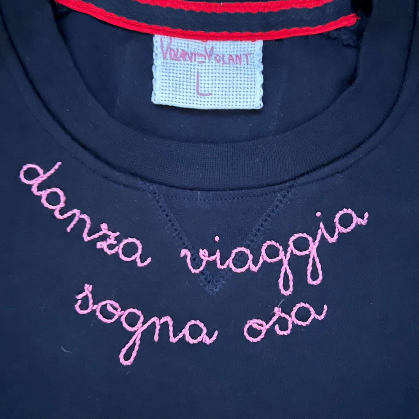 Felpa blu navy” danza viaggia sogna osa” ricamata a mano