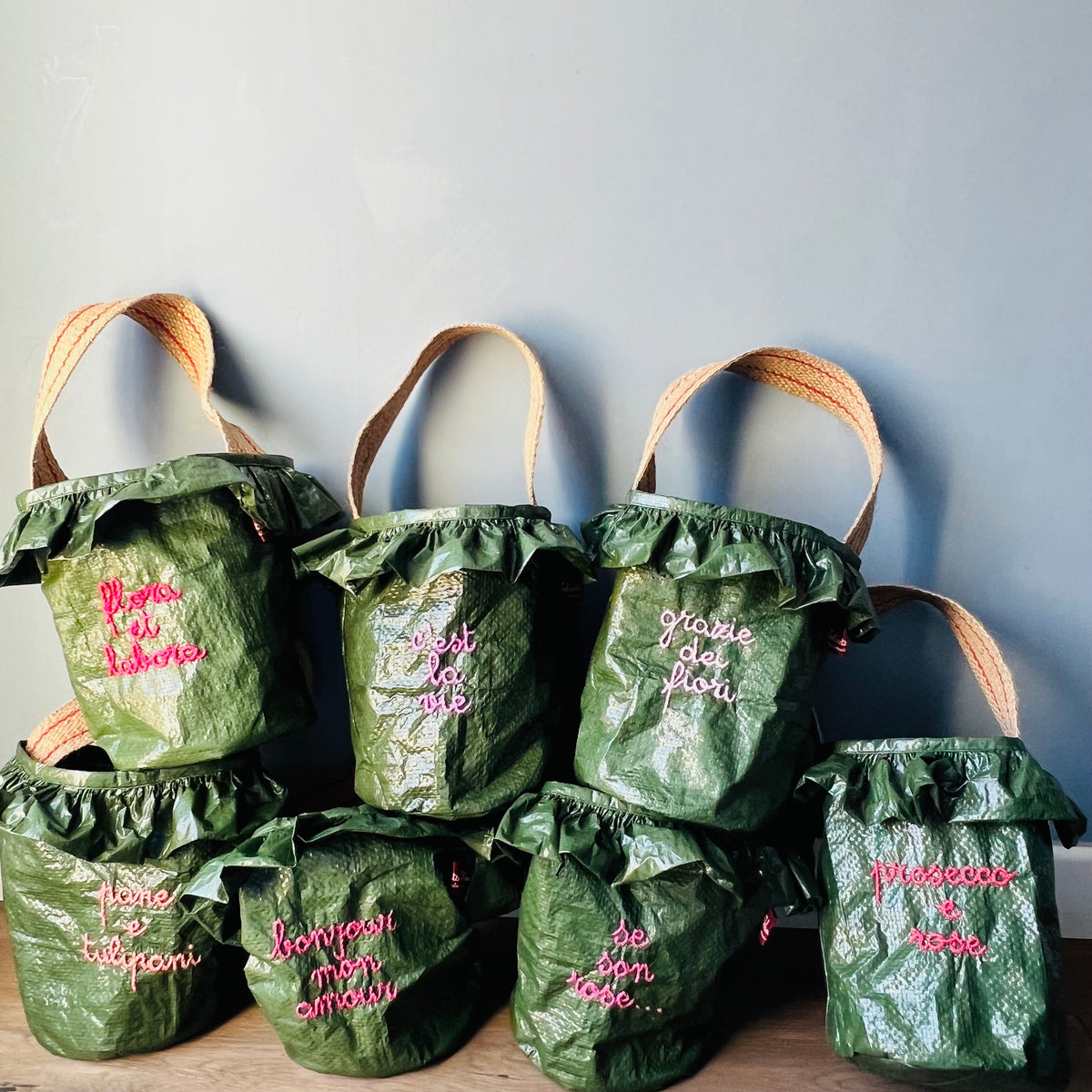 Deliziosa borsa porta fiori o piantine “Bonjour mon amour” ricamata a mano