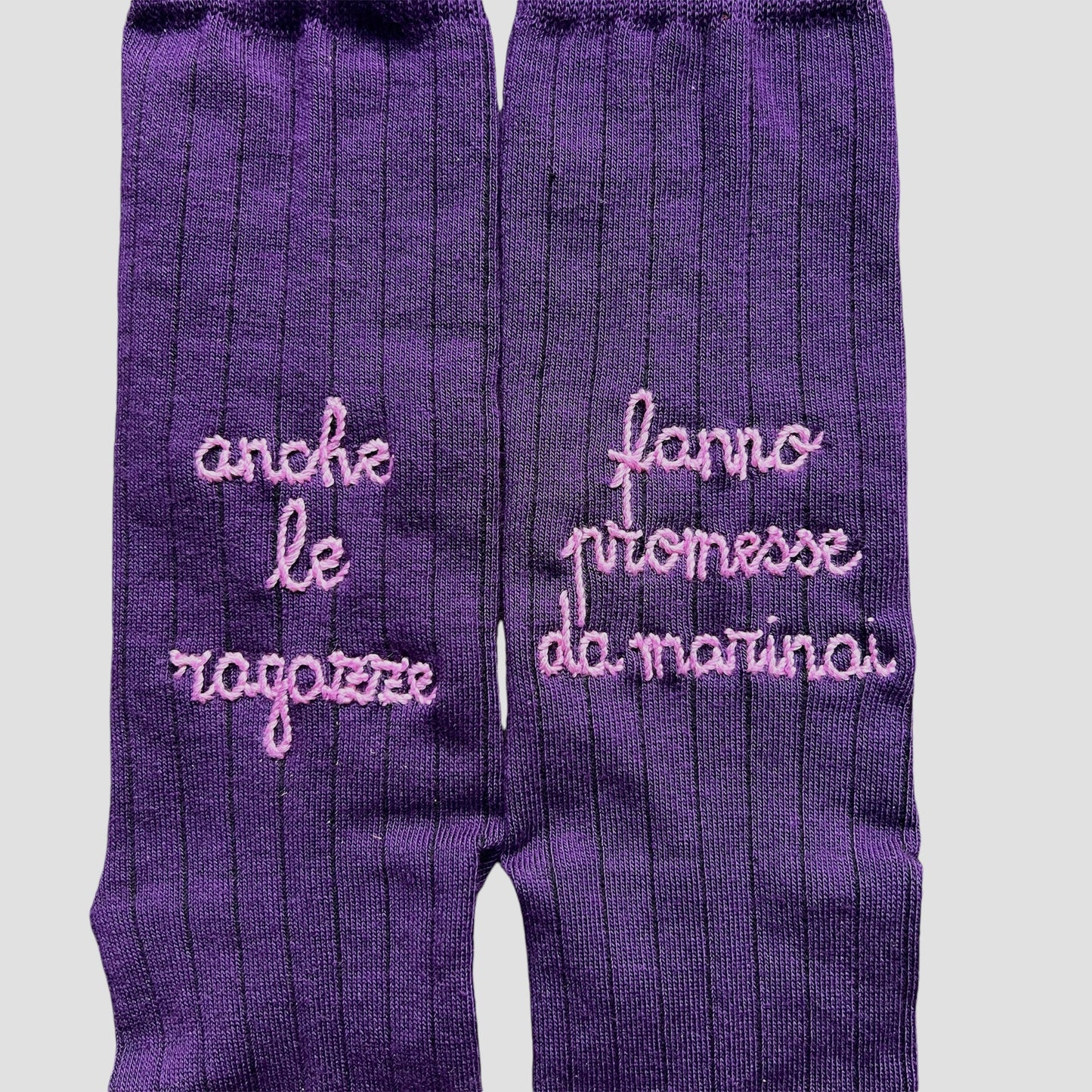 Calzini viola prugna "anche le ragazze fanno promesse da marinai" ricamati a mano