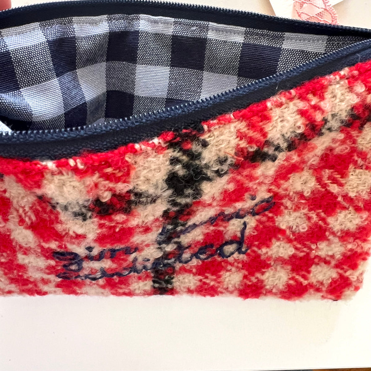 bustina in tweed rosso “gin tonic addicted” ricamata a mano