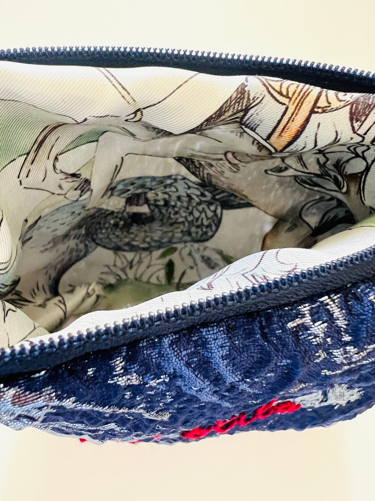 Bustina in broccato blu “portatrice sana di stile” ricamata a mano