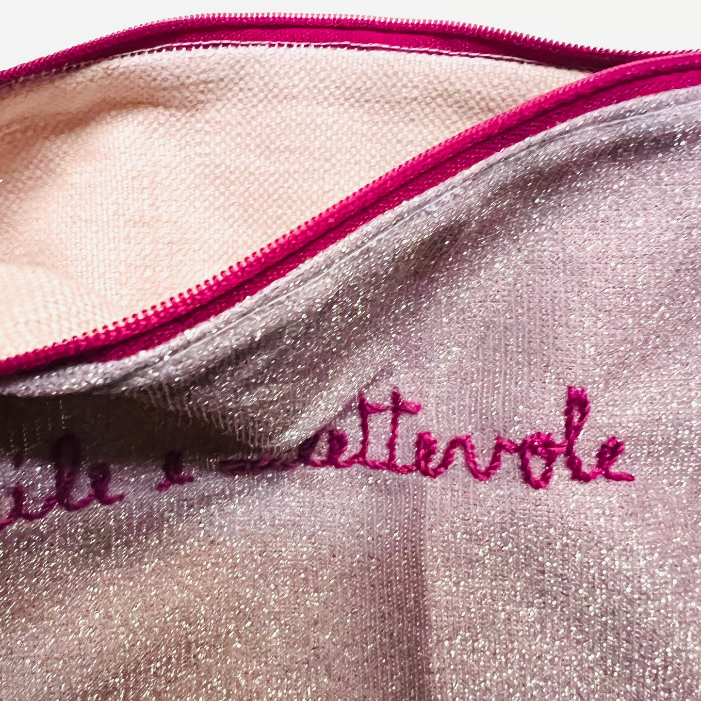 busta-pochette in lurex lilla chiaro "futile e dilettevole" ricamata a mano