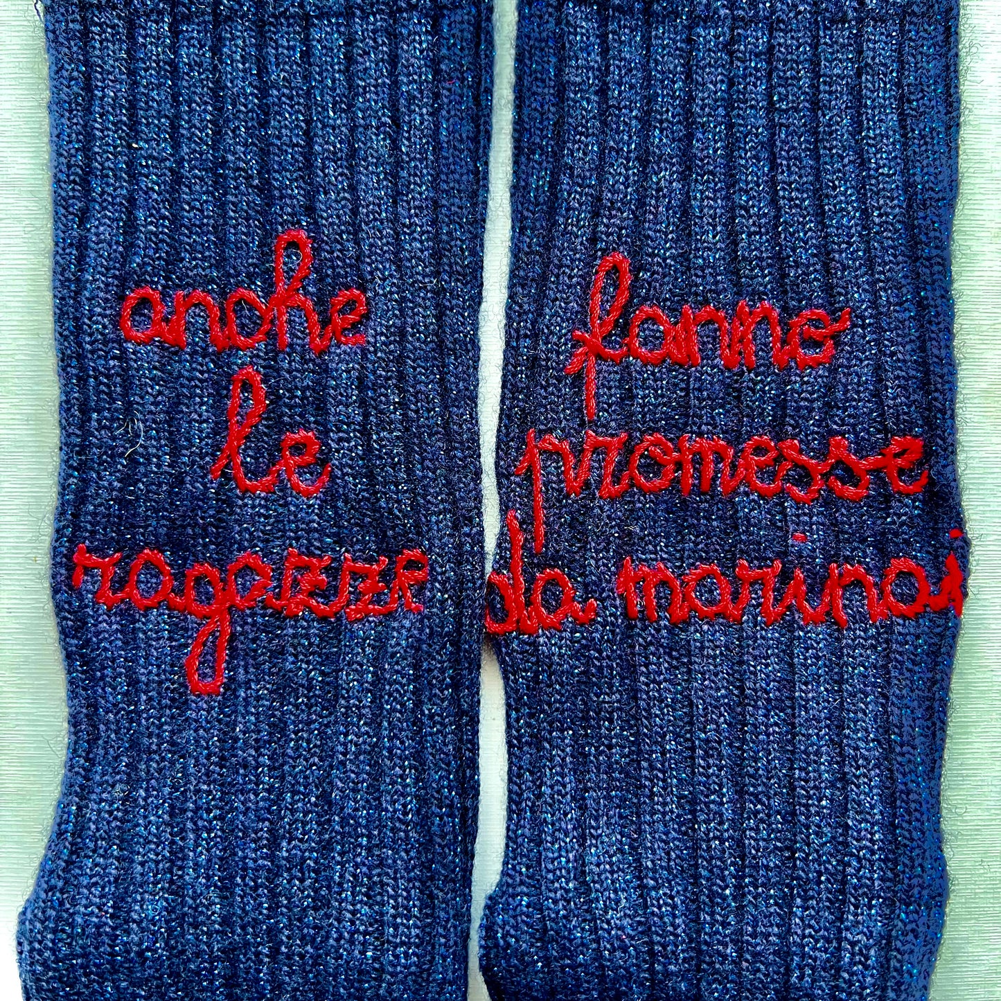Calzini blu con lurex "anche le ragazze fanno promesse da marinai" ricamati a mano