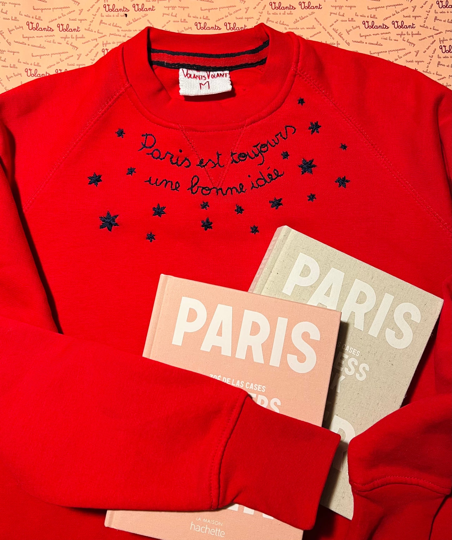 felpa rossa ricamata a mano davanti e dietro "Paris est toujours une bonne idée/ Sabrina, 1954" in blu scuro