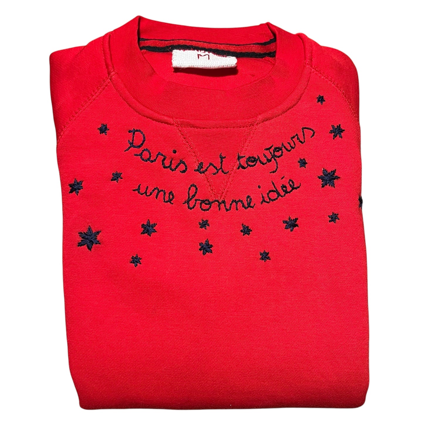 felpa rossa ricamata a mano davanti e dietro "Paris est toujours une bonne idée/ Sabrina, 1954" in blu scuro