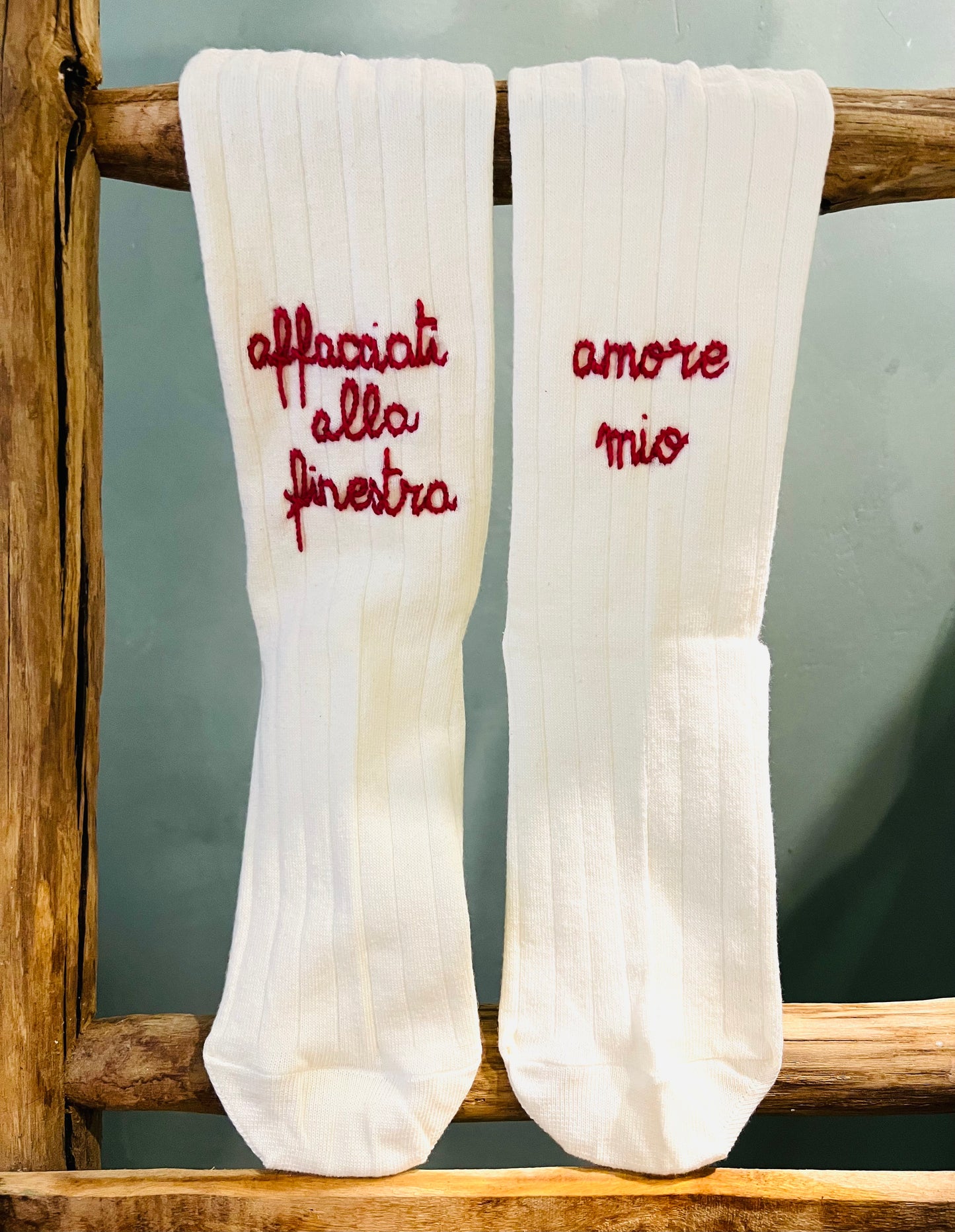 Calzini panna "affacciati alla finestra amore mio" ricamati a mano