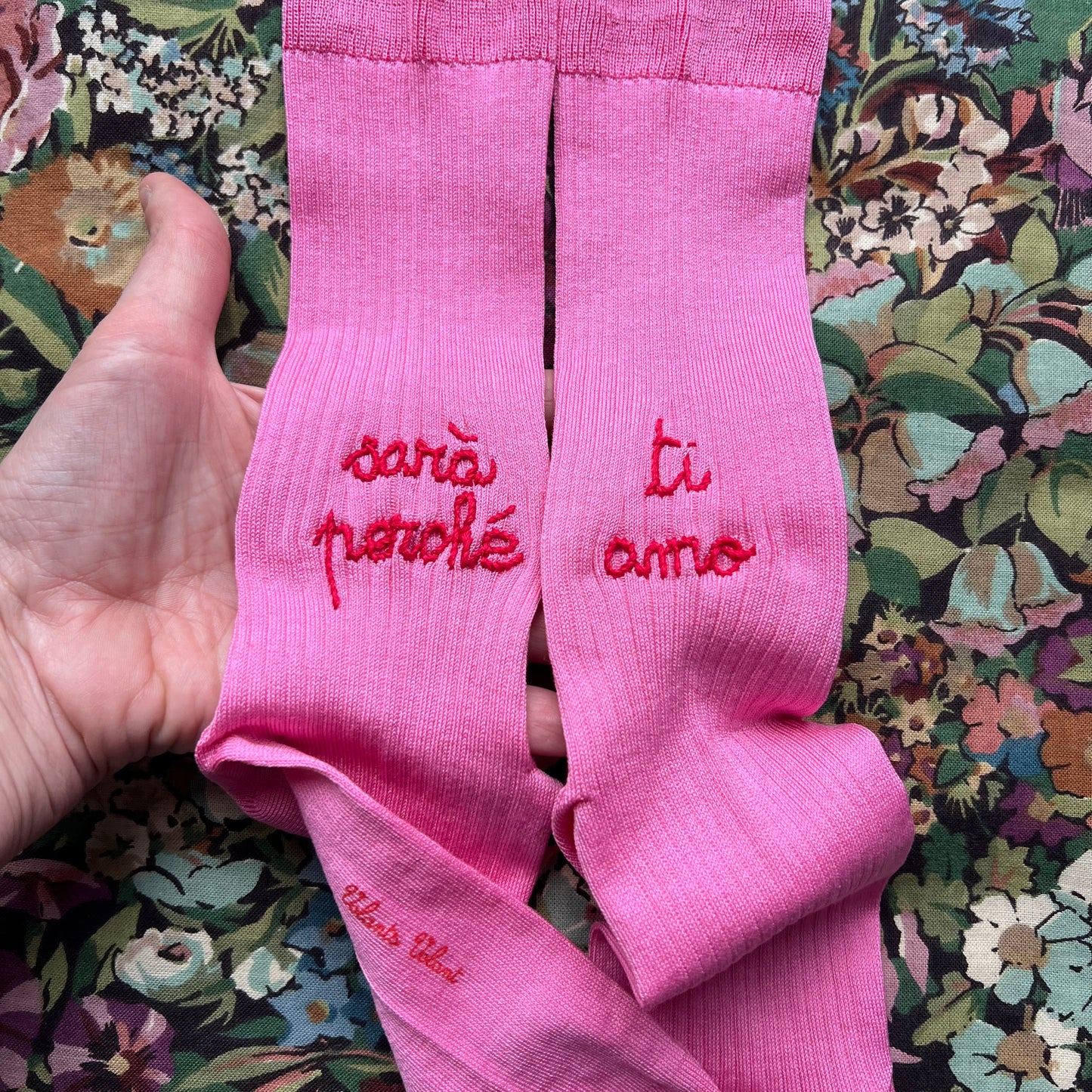 Calzini rosa peonia "sara' perche' ti amo" ricamati a mano