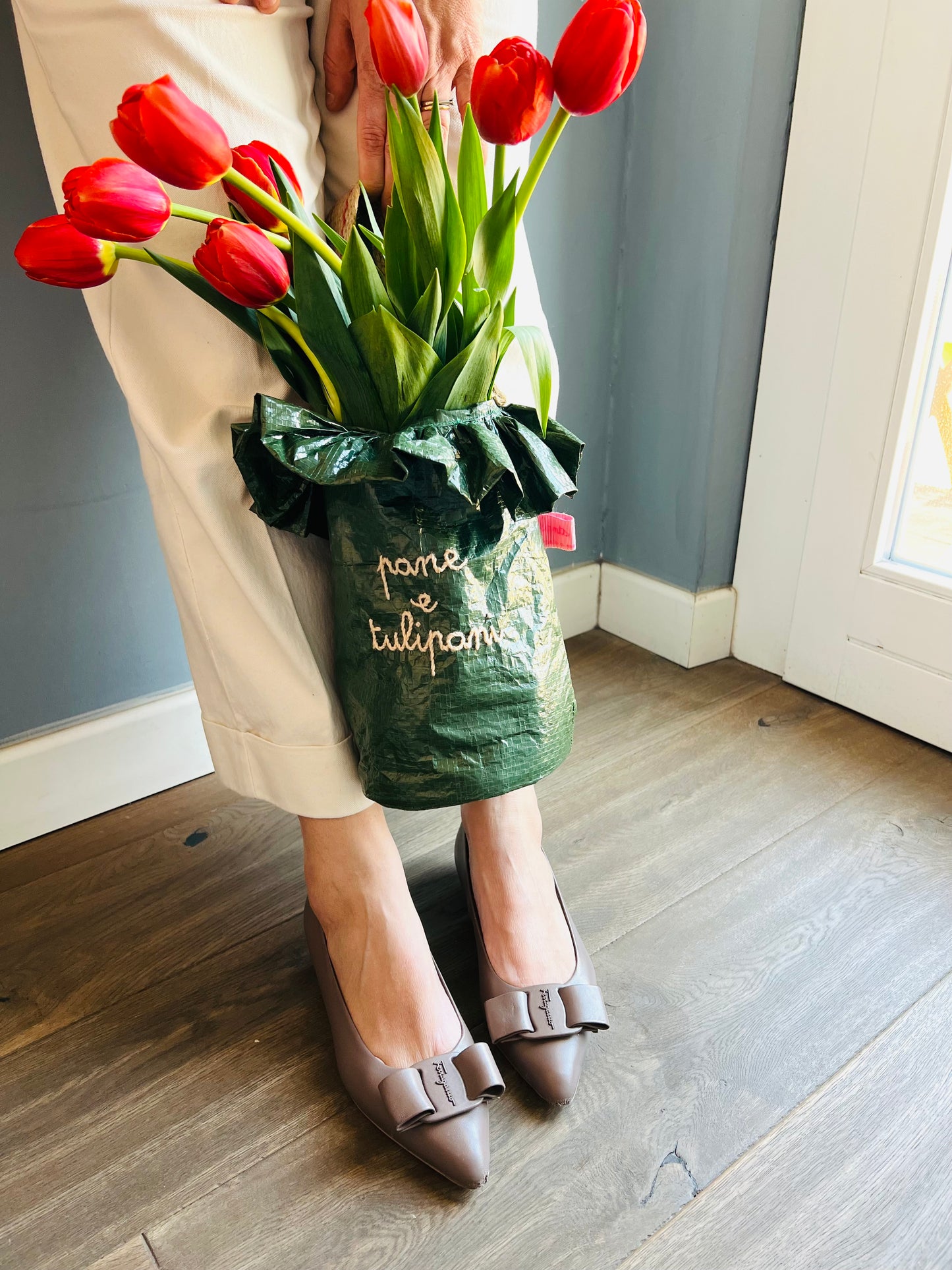borsa a mano porta fiori e piante "pane e tulipani" ricamata a mano ecru'