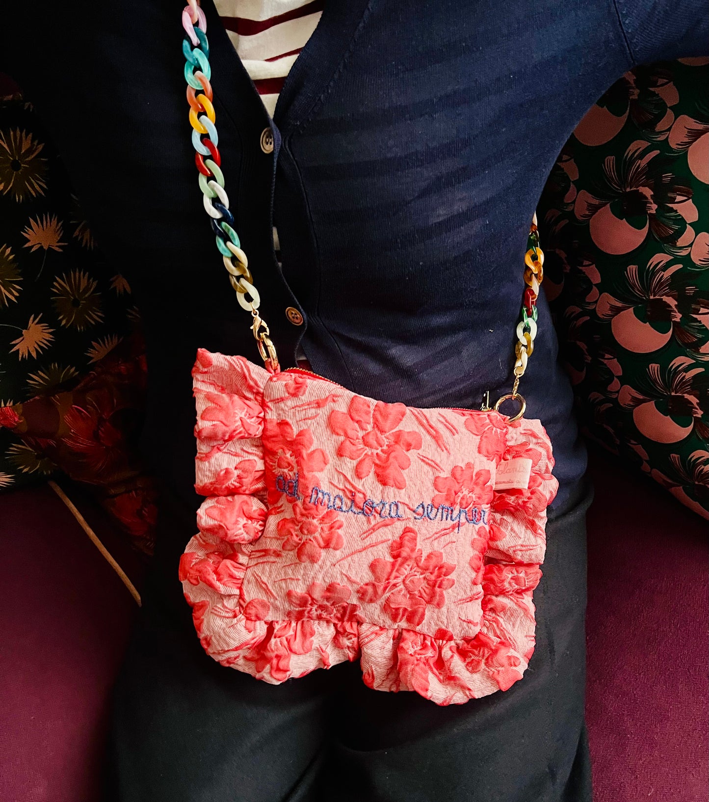 pochette in tessuto cloquet a fiori rosa con tracolla " ad maiora semper" ricamata a mano
