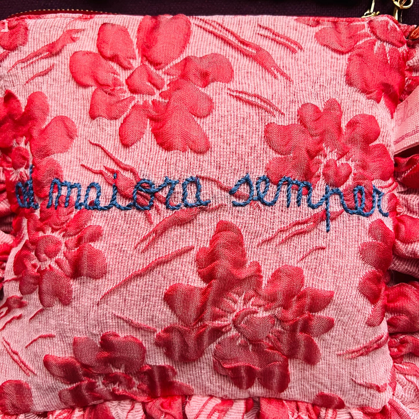 pochette in tessuto cloquet a fiori rosa con tracolla " ad maiora semper" ricamata a mano