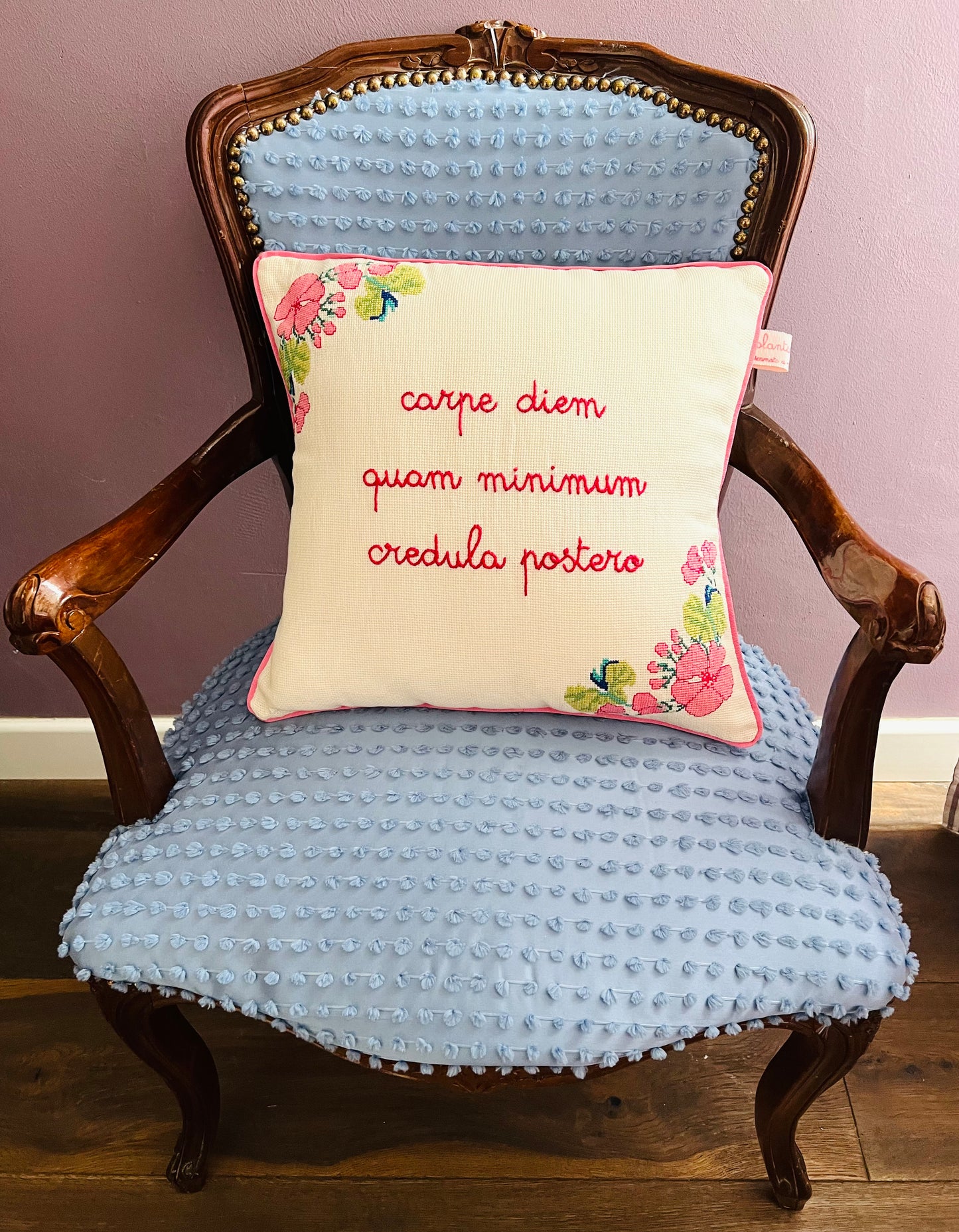 cuscino "carpe diem quam minimum credula postero" ricamato interamente a mano