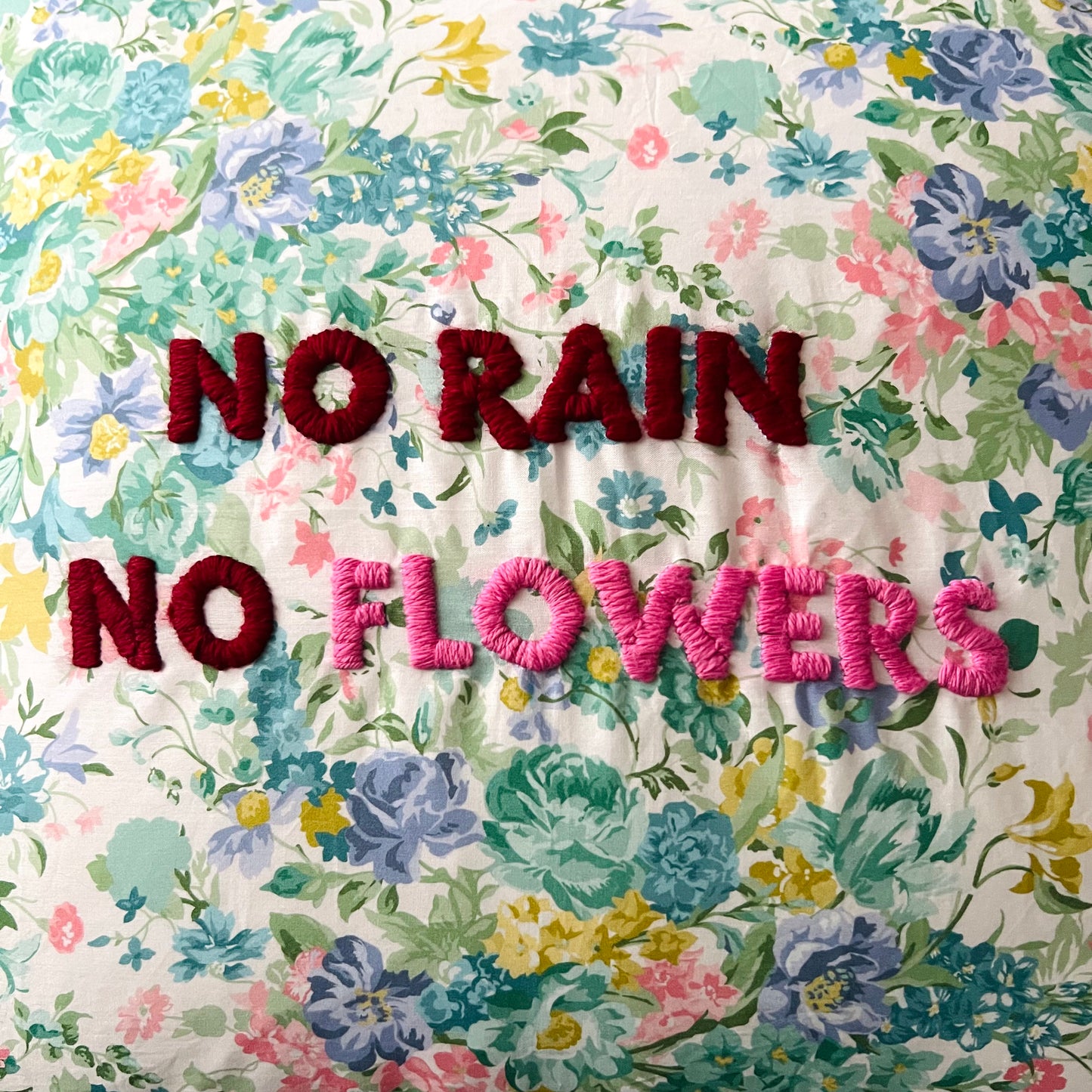 cuscino in tessuto Liberty of London vintage "no rain no flowers" ricamato a mano