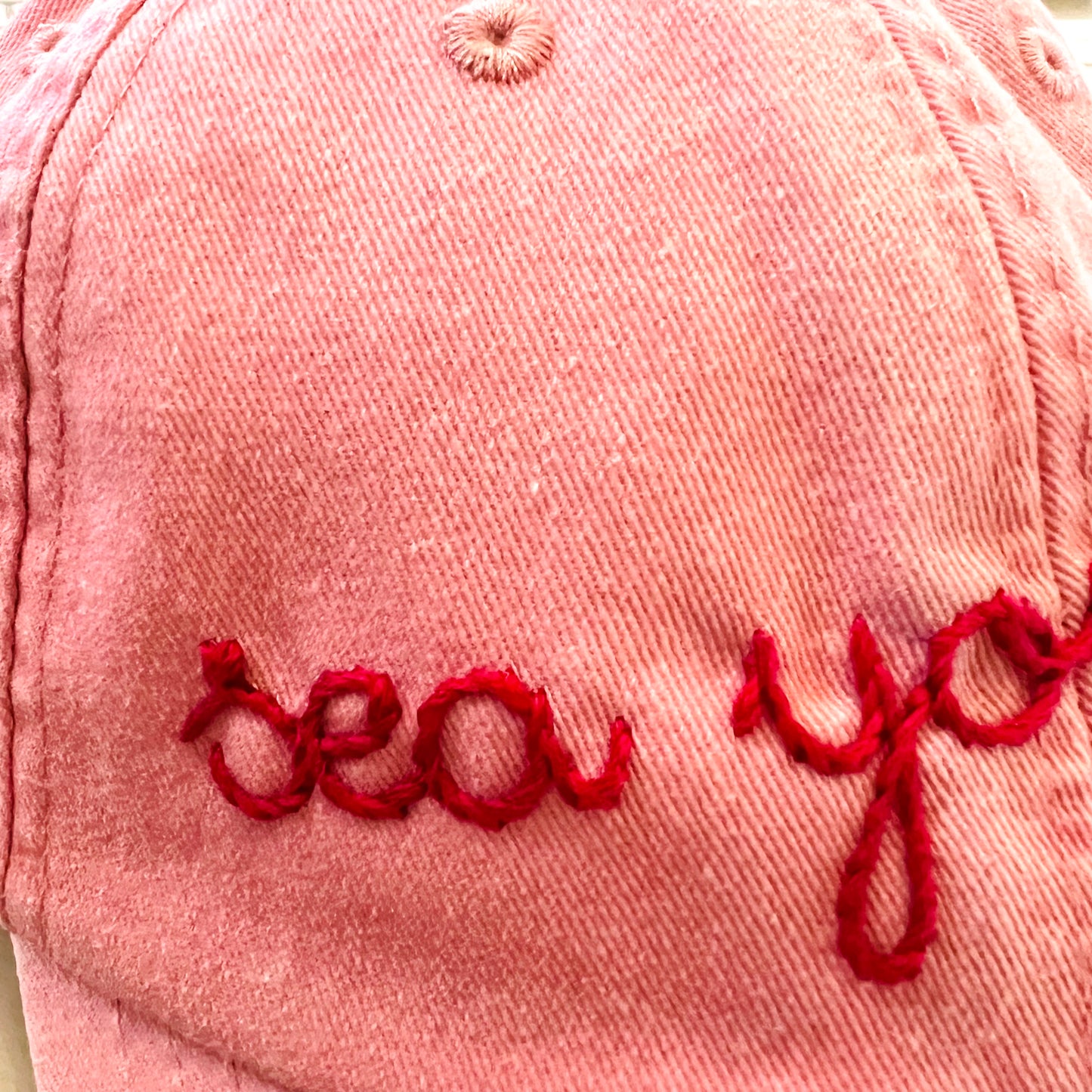 cappello con visiera rosa stone washed "sea you soon" ricamato a mano