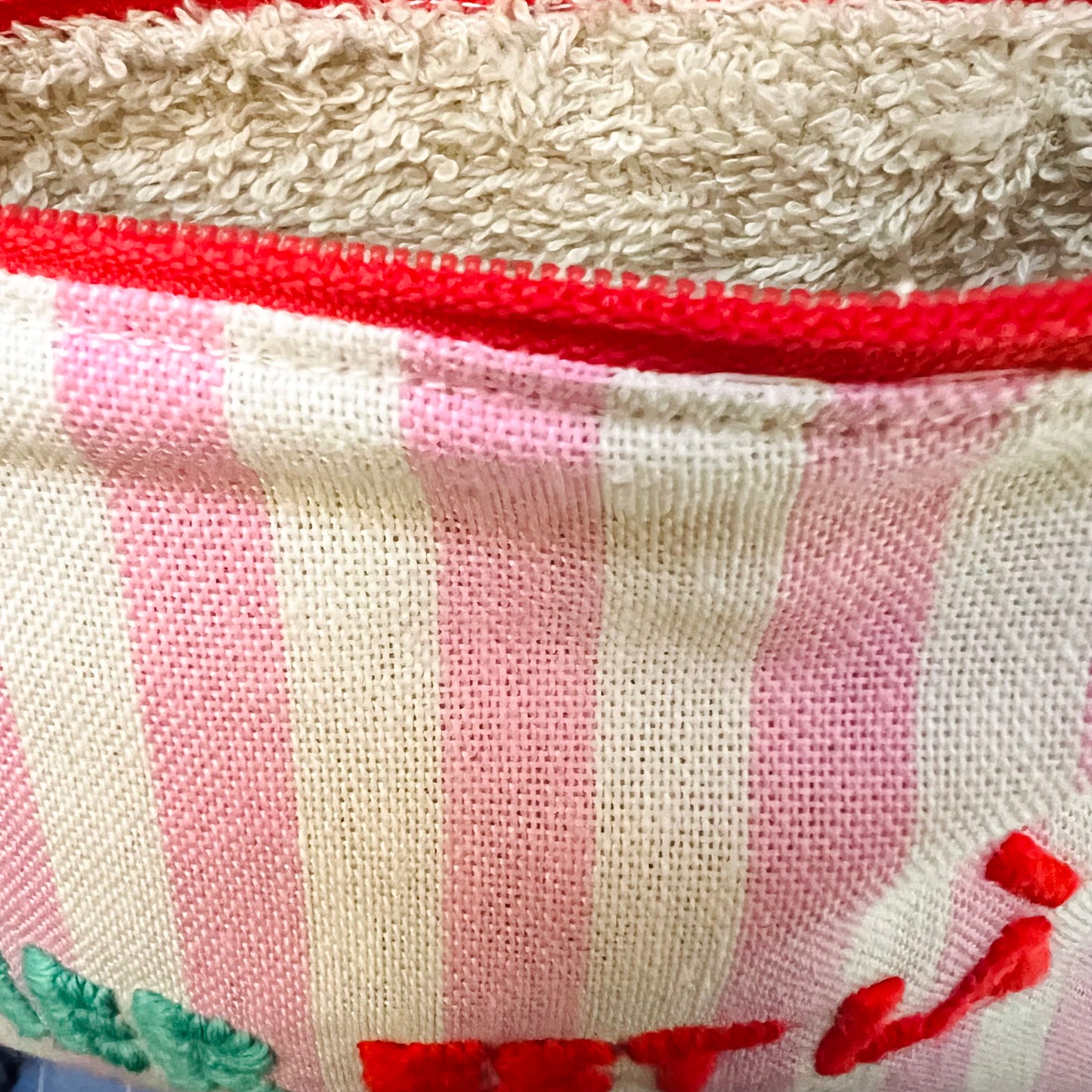 bustina mille usi in tela a righe rosa "la mer est là" ricamata a mano