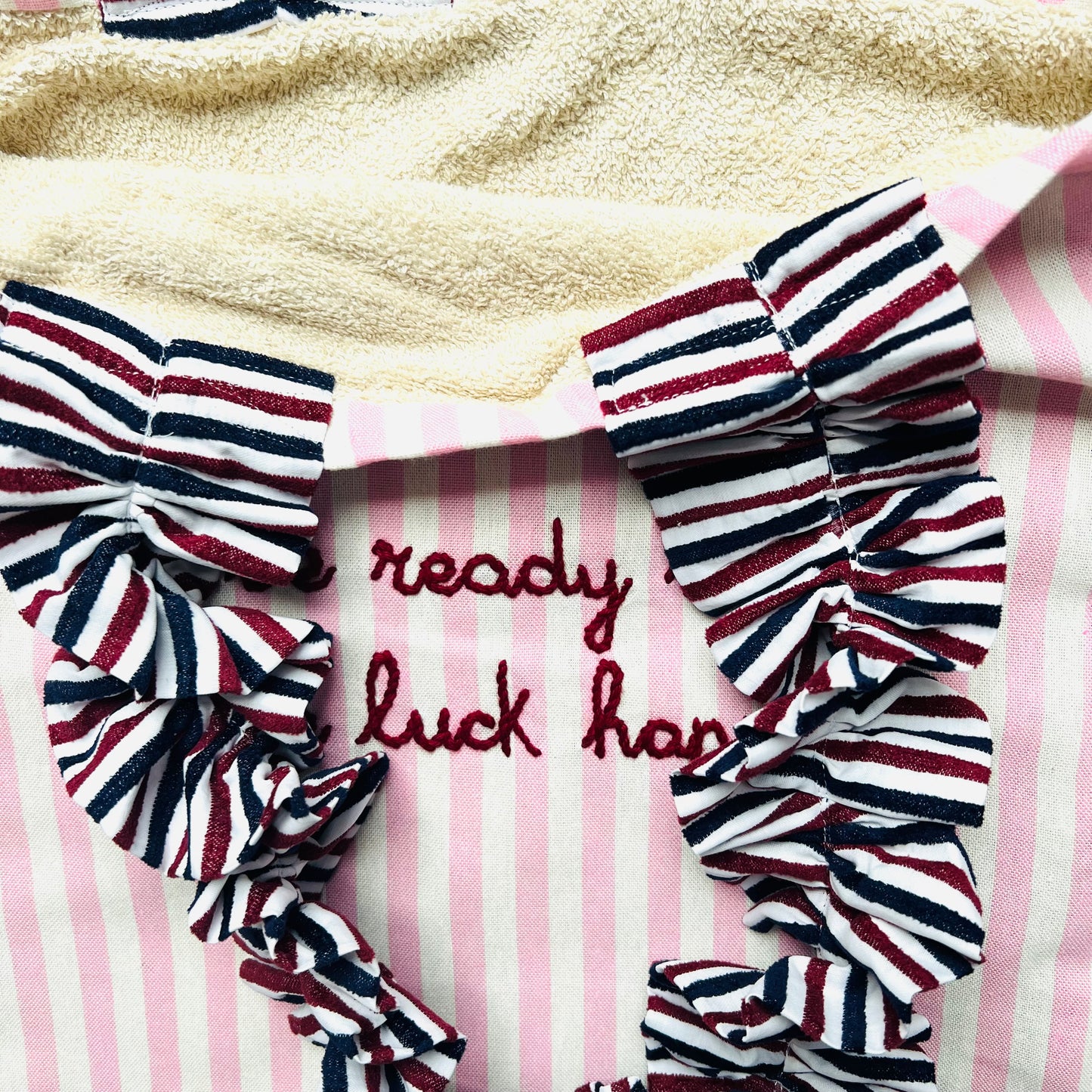 shopping bag in tela a righe rosa "be ready when the luck happens" ricamata a mano con manici volants