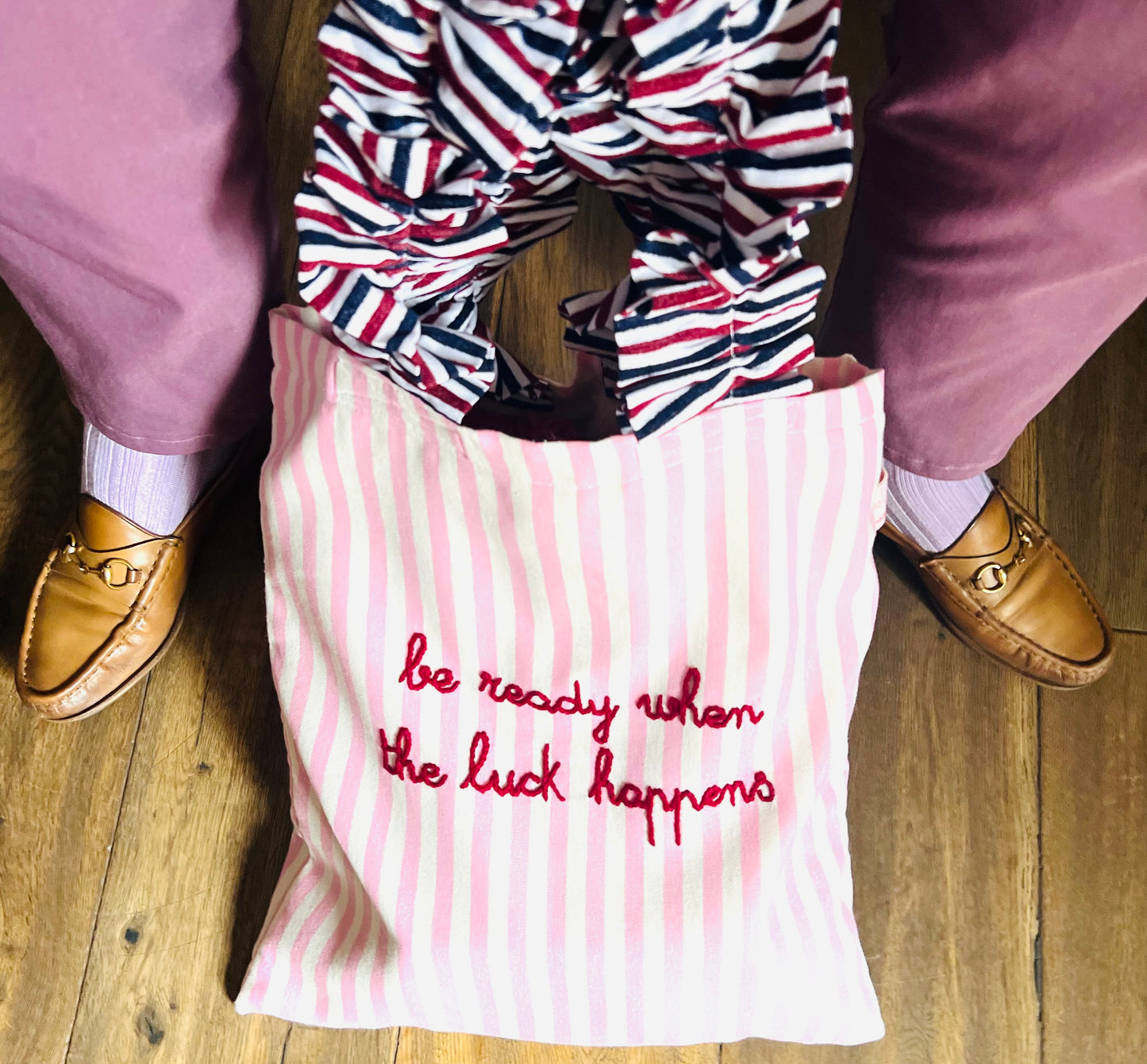 shopping bag in tela a righe rosa "be ready when the luck happens" ricamata a mano con manici volants