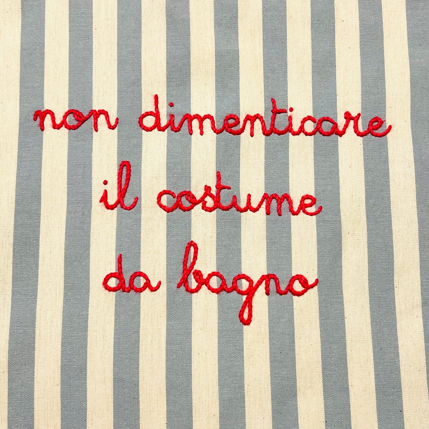 shopping bag in tela a righe celesti "non dimenticare il costume da bagno" ricamata a mano con manici volants