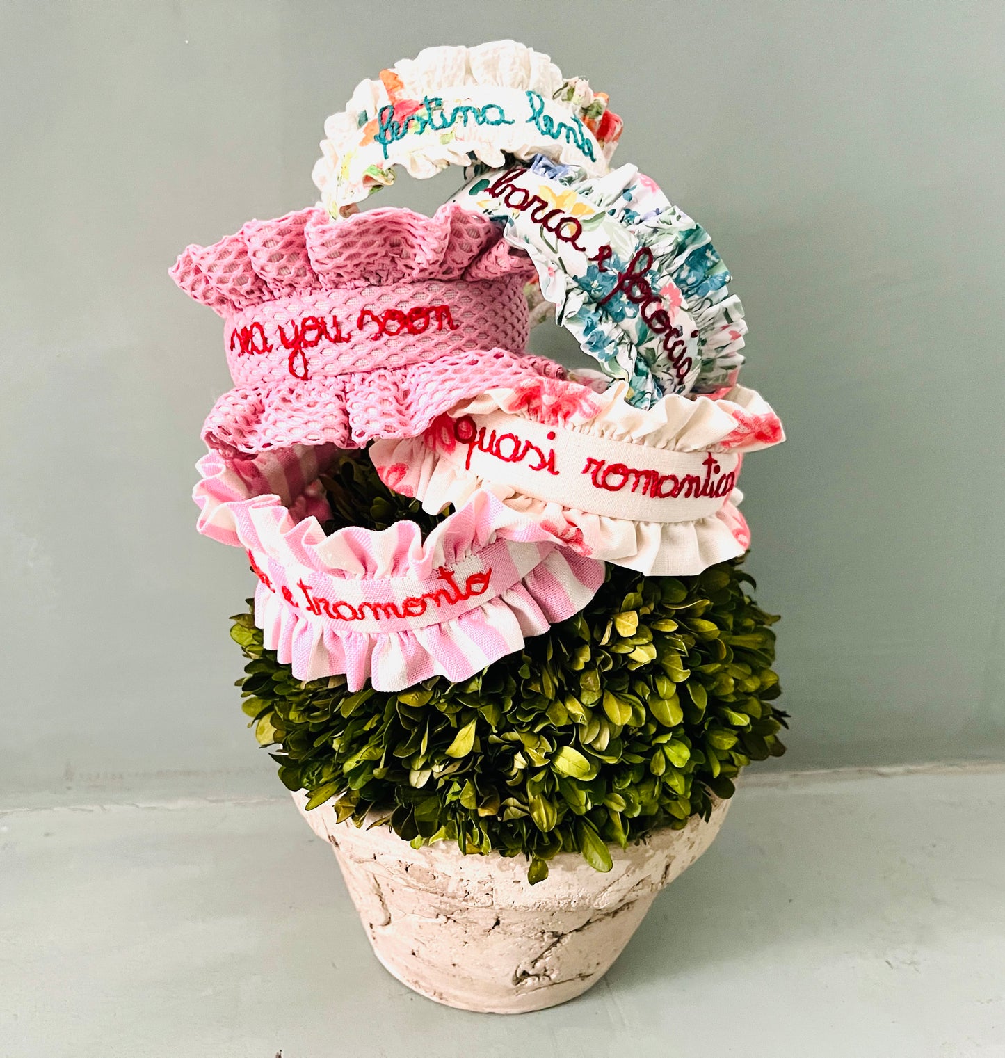 cerchietto per capelli con volants in fil coupe a fiori rosa corallo "quasi romantica" ricamato a mano