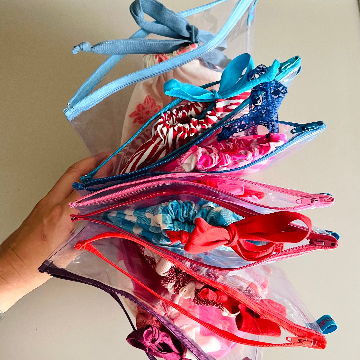 Bustina in pvc "ozio creativo"ricamata a mano con sacchetto estraibile in cotone fil coupé fiori corallo