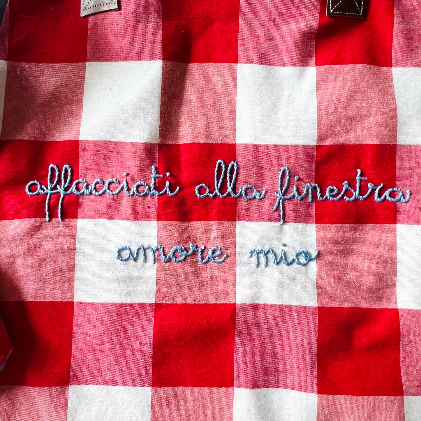 shopping bag maxi vichy rosso “ affacciati alla finestra amore mio” ricamata a mano