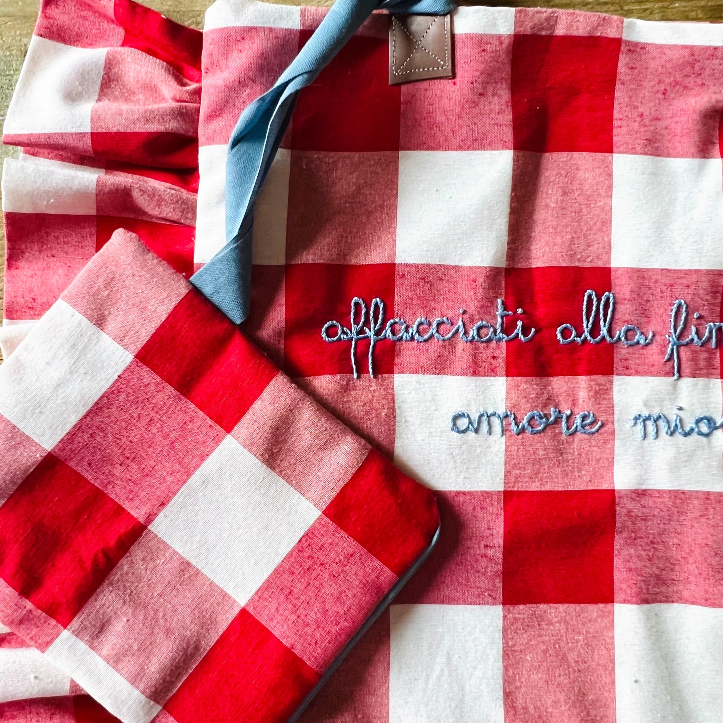 shopping bag maxi vichy rosso “ affacciati alla finestra amore mio” ricamata a mano
