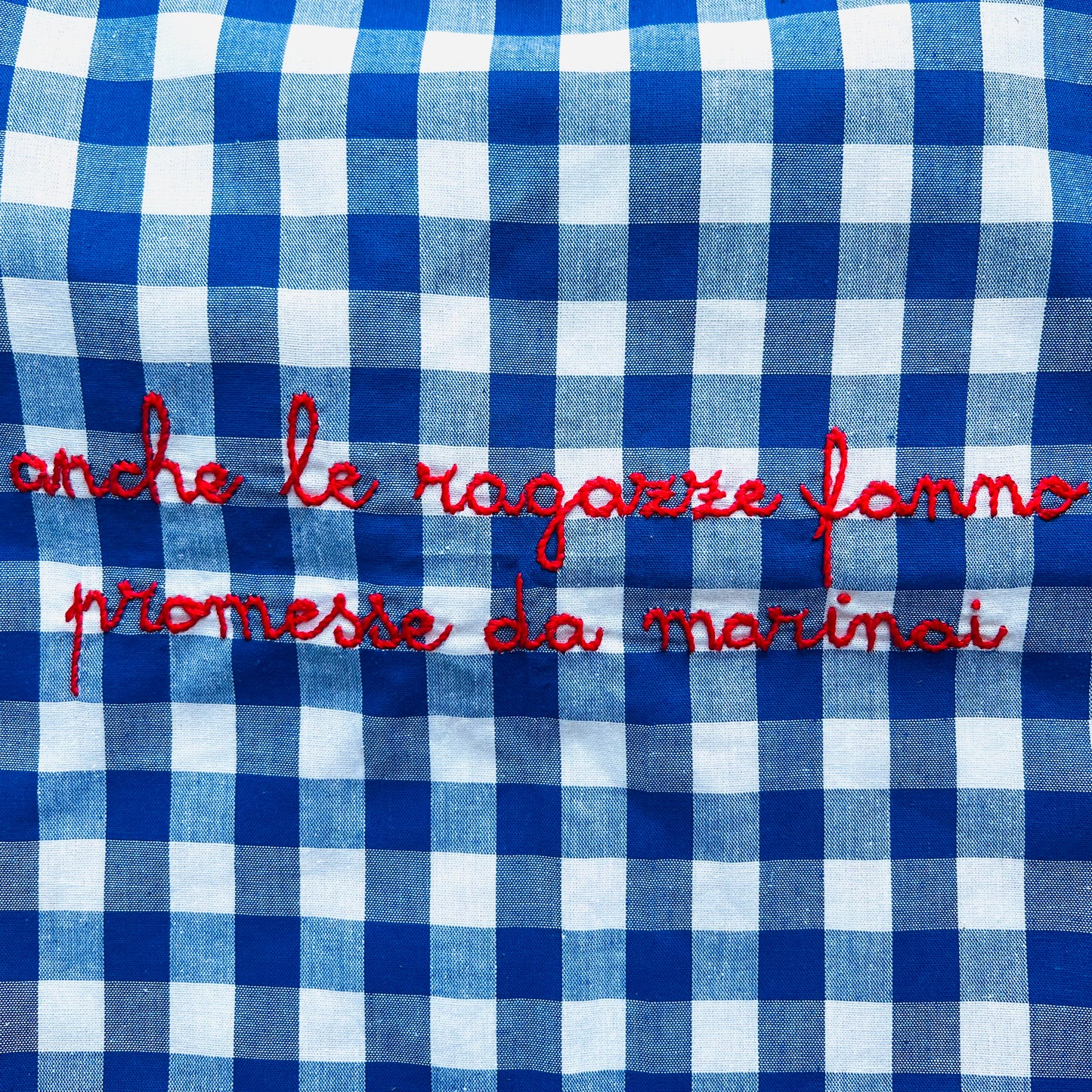 shopping bag quadretti bluette “anche le ragazze fanno promesse da marinai" ricamata a mano