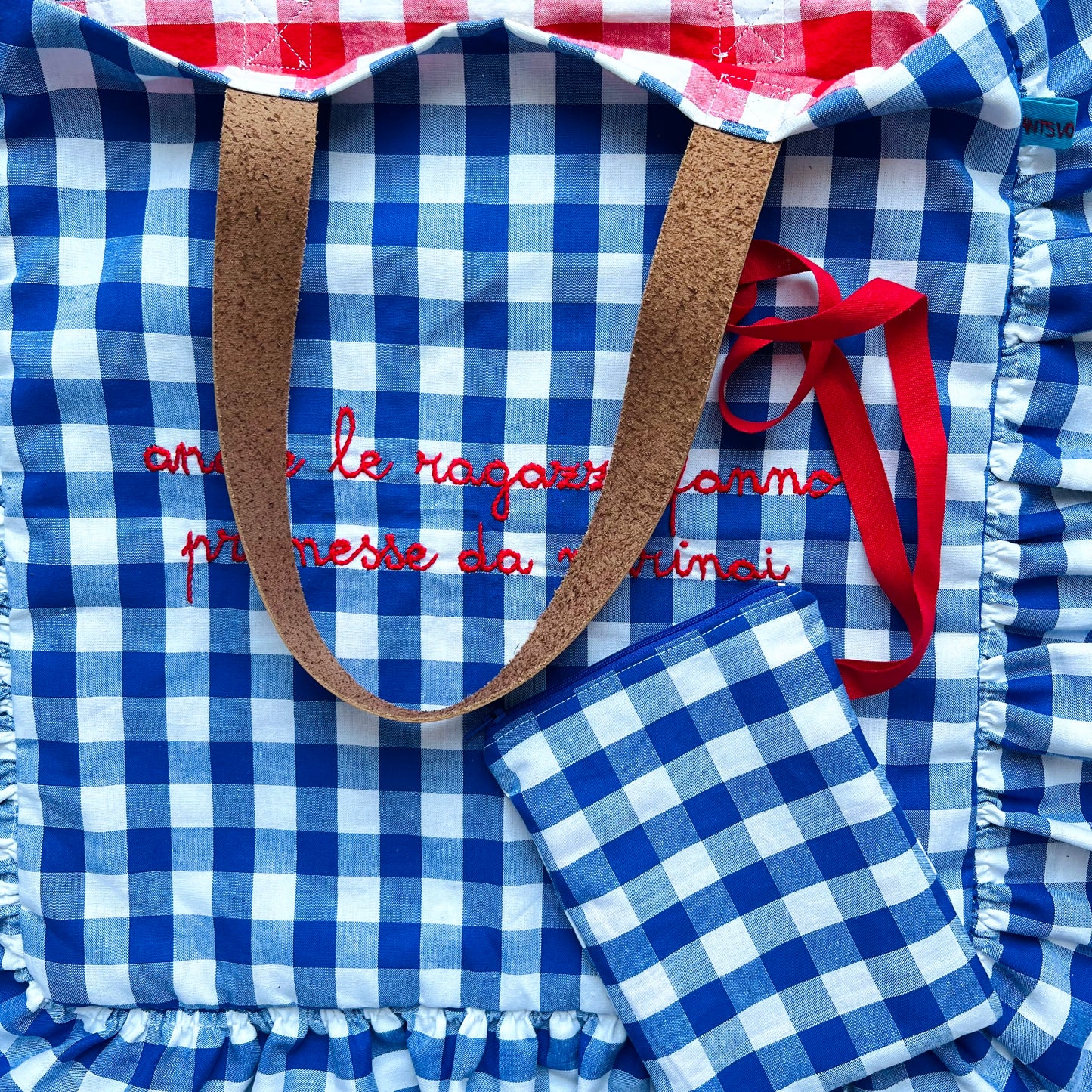 shopping bag quadretti bluette “anche le ragazze fanno promesse da marinai" ricamata a mano