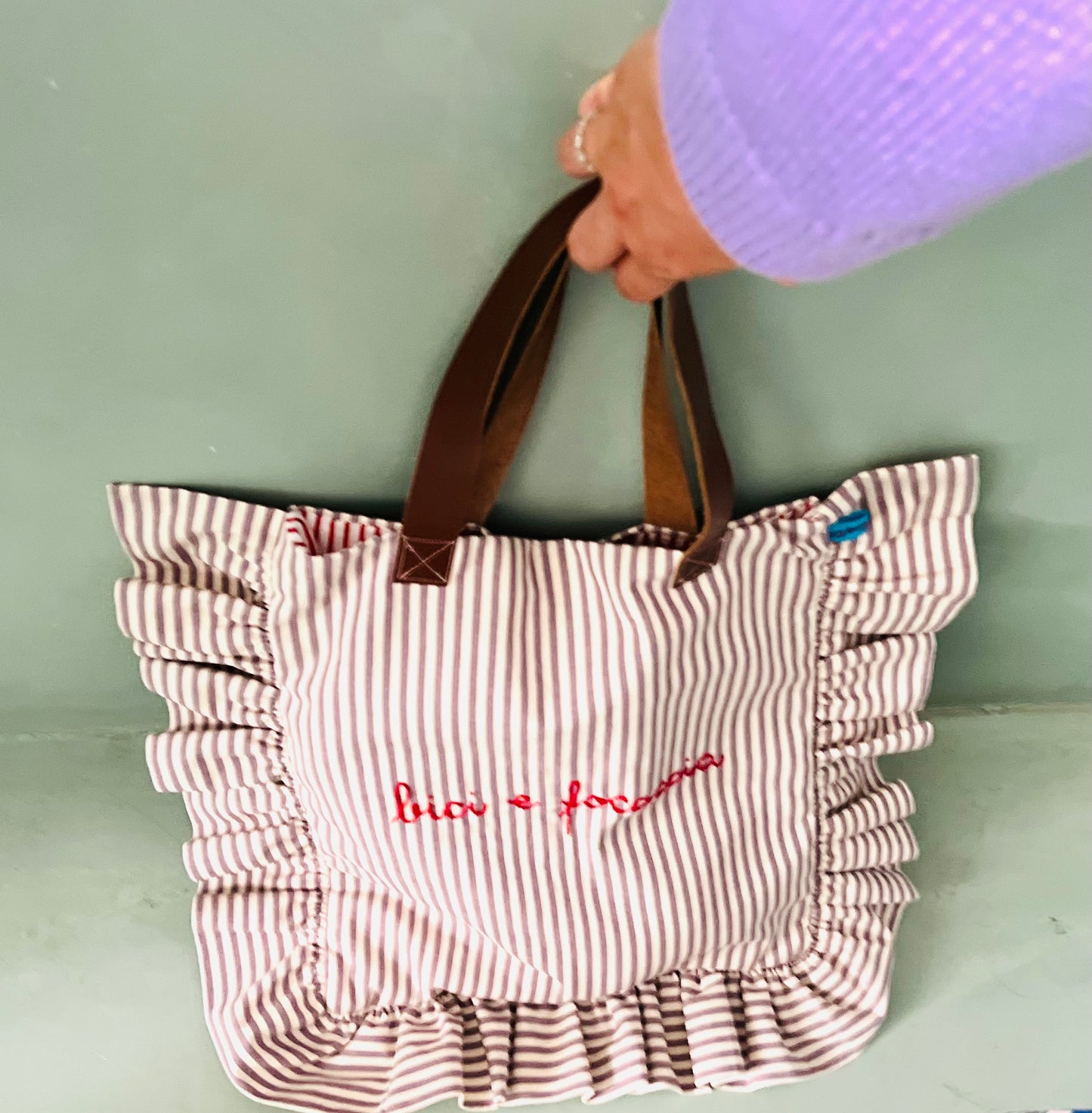 shopping bag righine lavanda “bici e focaccia” ricamata a mano