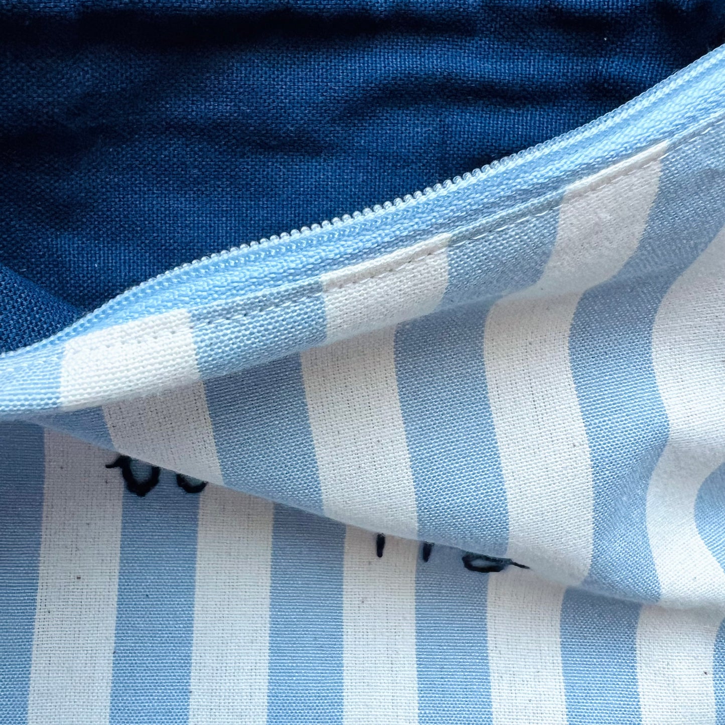pochette a righe celeste carta da zucchero"be happy" ricamata a mano