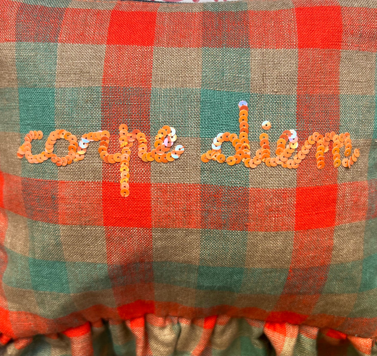 Pochette in puro lino quadri corallo e turchese “carpe diem “ ricamata a mano