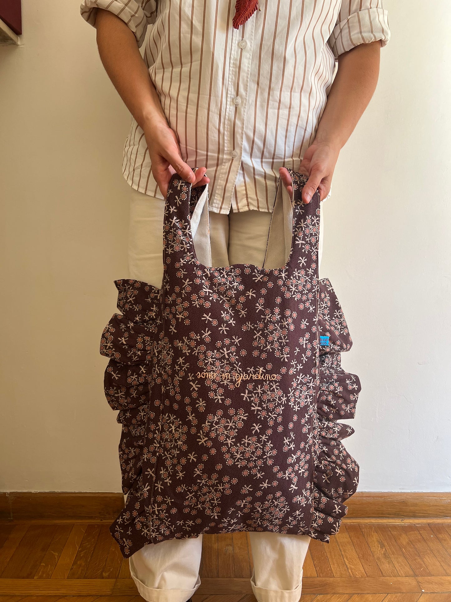 Borsa maxi a mano “ sono in giardino “ ricamata a mano