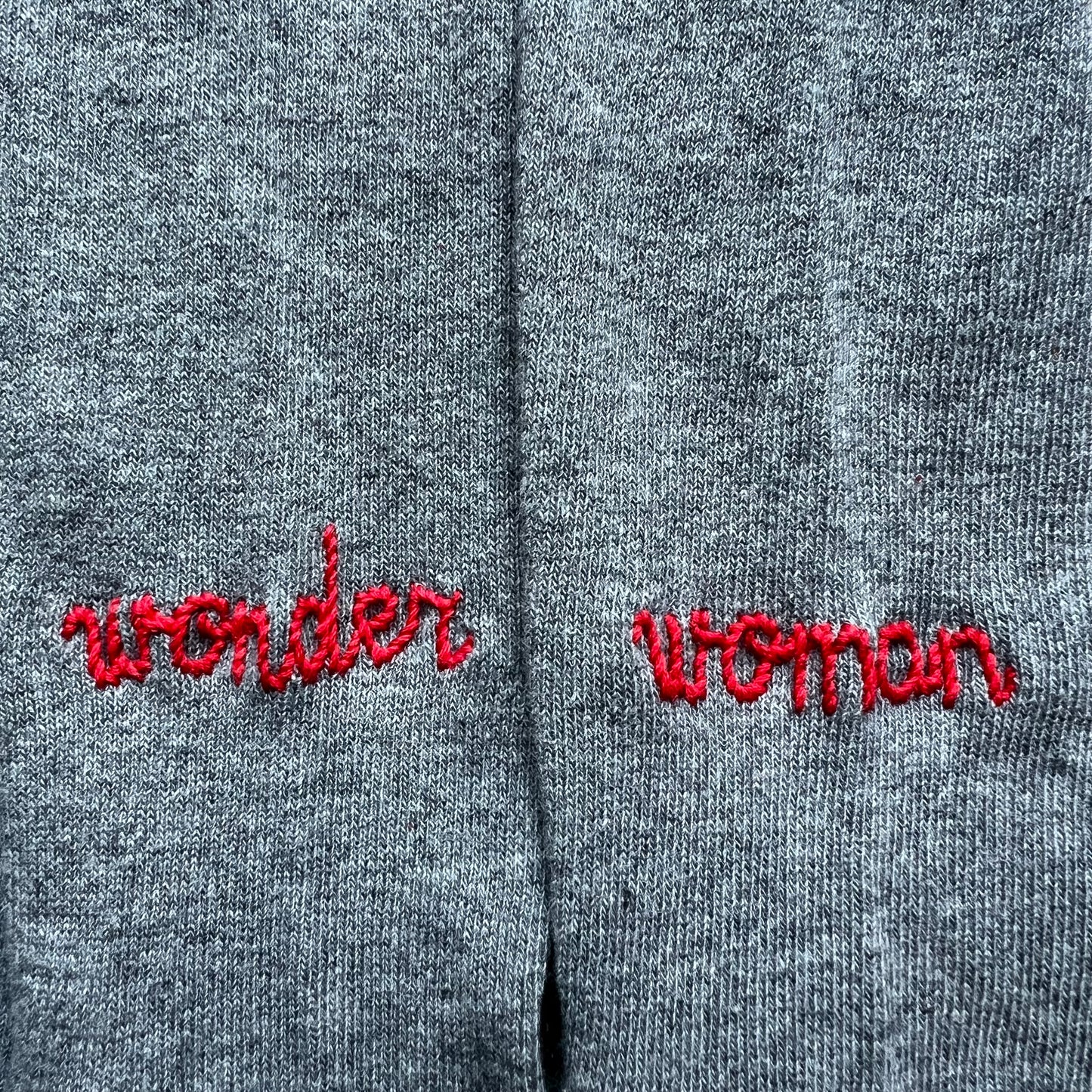 calzini grigio medio "wonder woman" ricamati a mano
