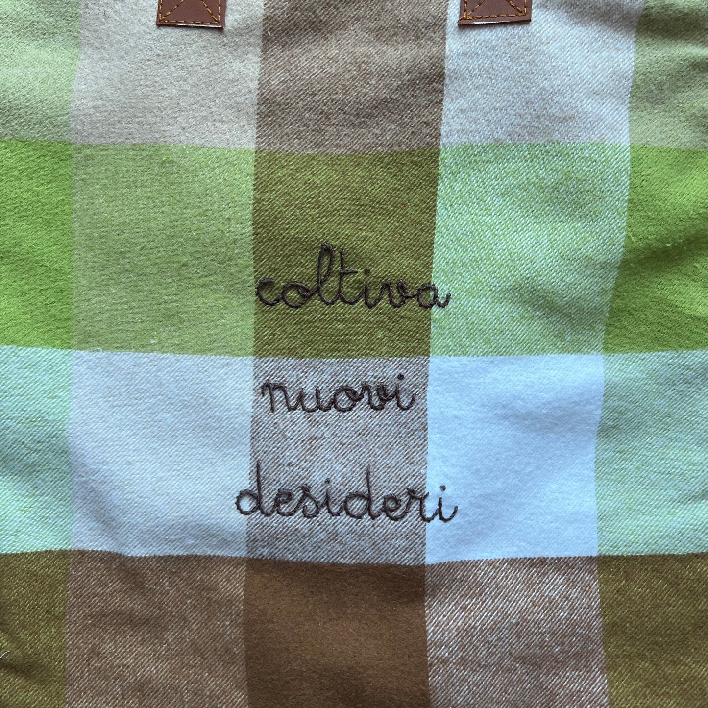 shopping bag maxi quadri in flanella verde pistacchio, cioccolato e panna "coltiva nuovi desideri” ricamata a mano