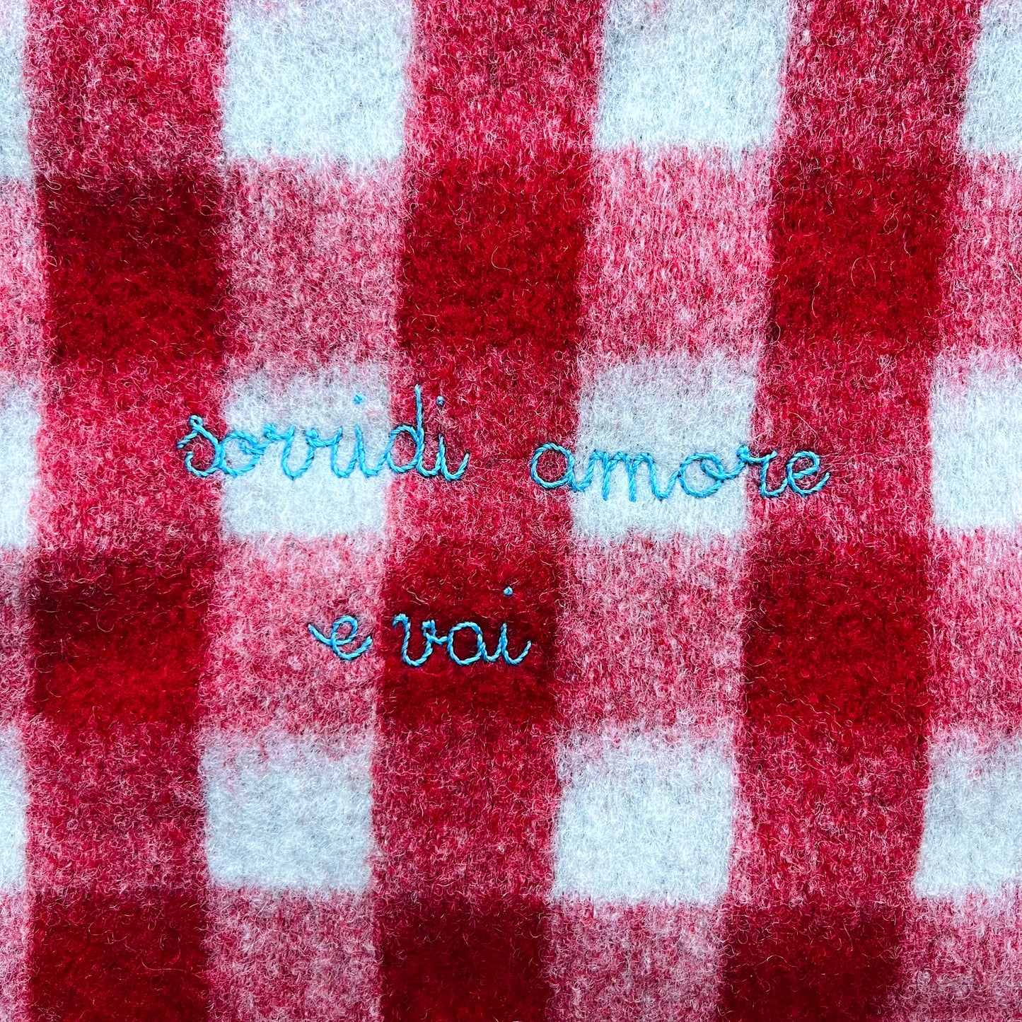 shopping bag in plaid di lana maxi vichy rosso "sorridi amore e vai” ricamata a mano