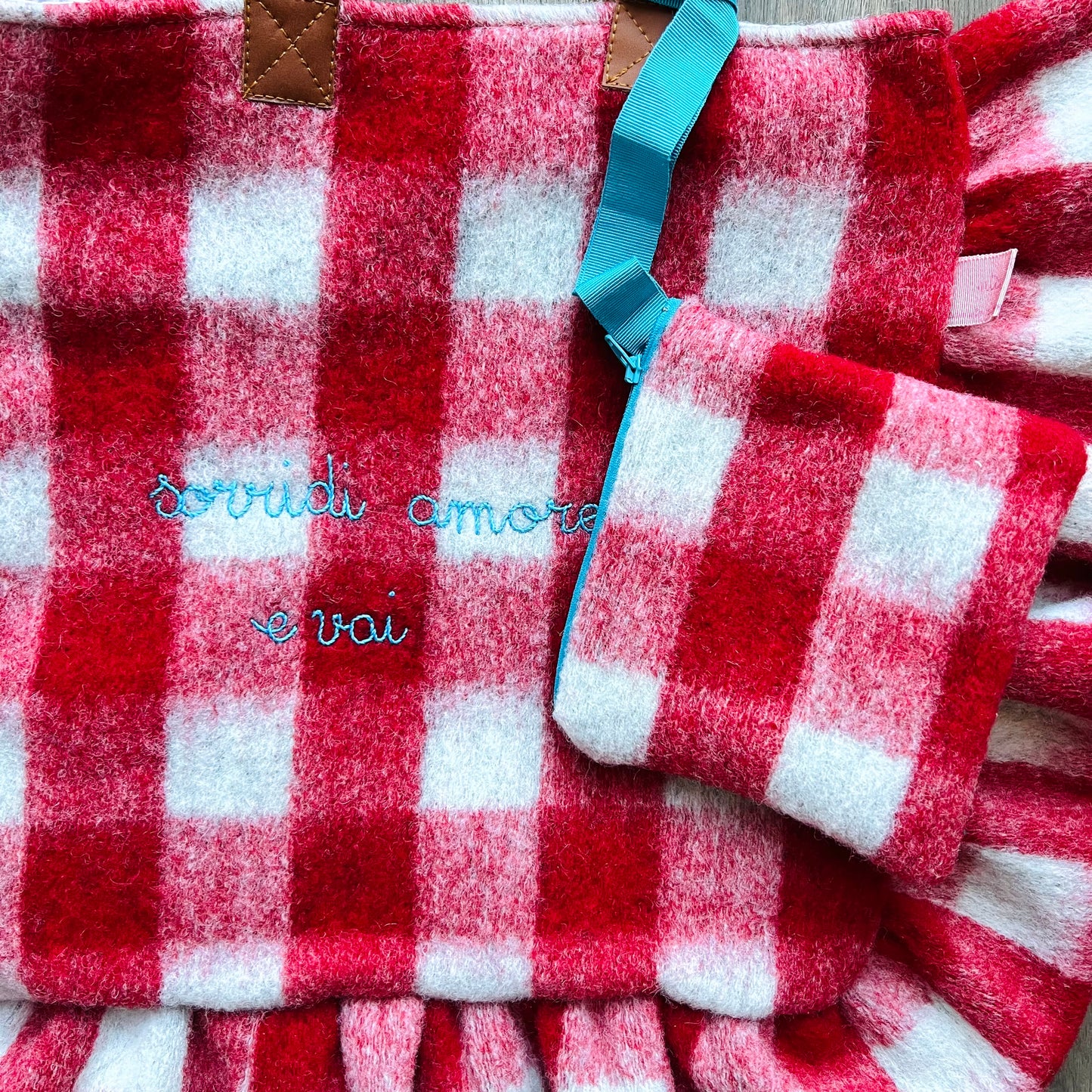 shopping bag in plaid di lana maxi vichy rosso "sorridi amore e vai” ricamata a mano