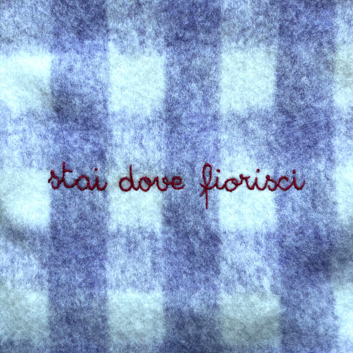 shopping bag in plaid di lana maxi vichy lilla “stai dove fiorisci” ricamata a mano