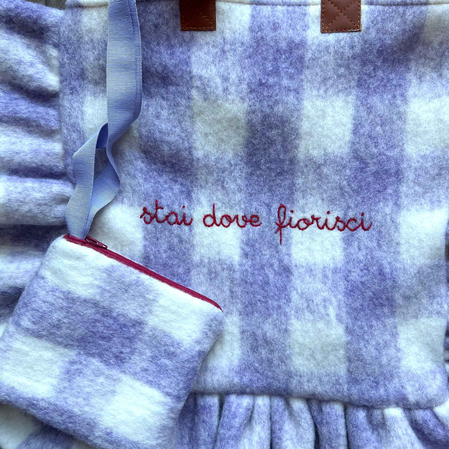 shopping bag in plaid di lana maxi vichy lilla “stai dove fiorisci” ricamata a mano
