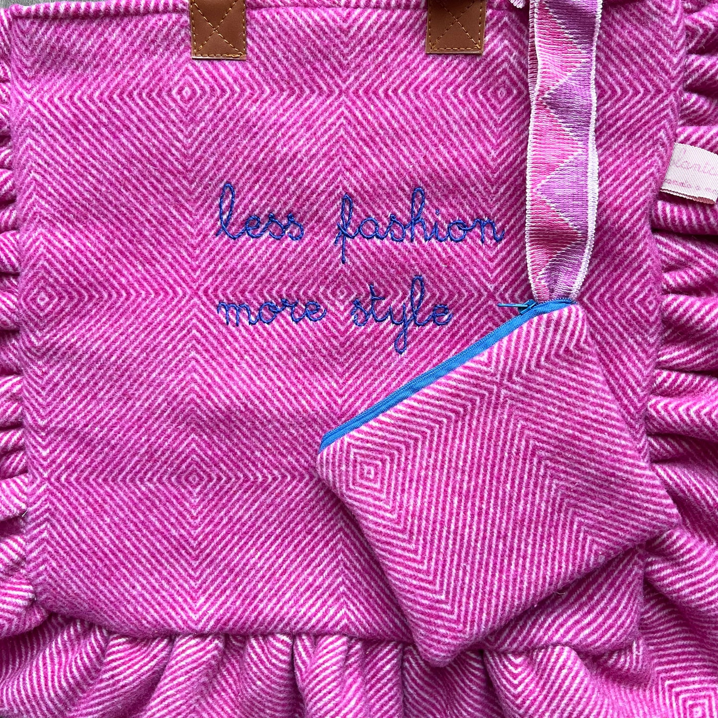shopping bag in plaid di lana spigata rosa peonia "less fashion more style” ricamata a mano