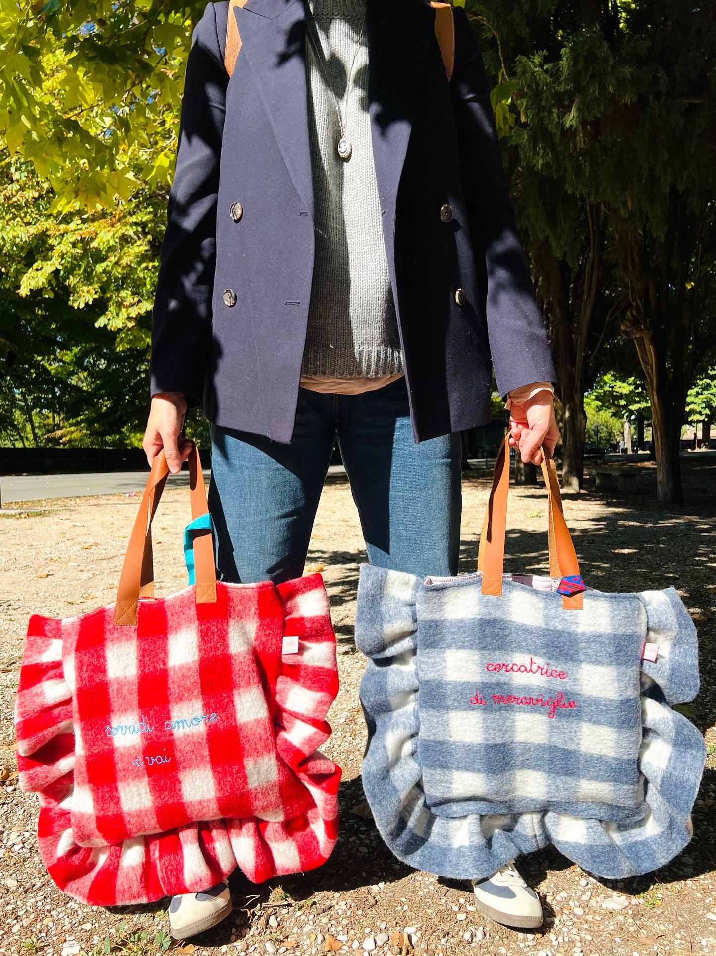 shopping bag in plaid di lana maxi vichy rosso "sorridi amore e vai” ricamata a mano