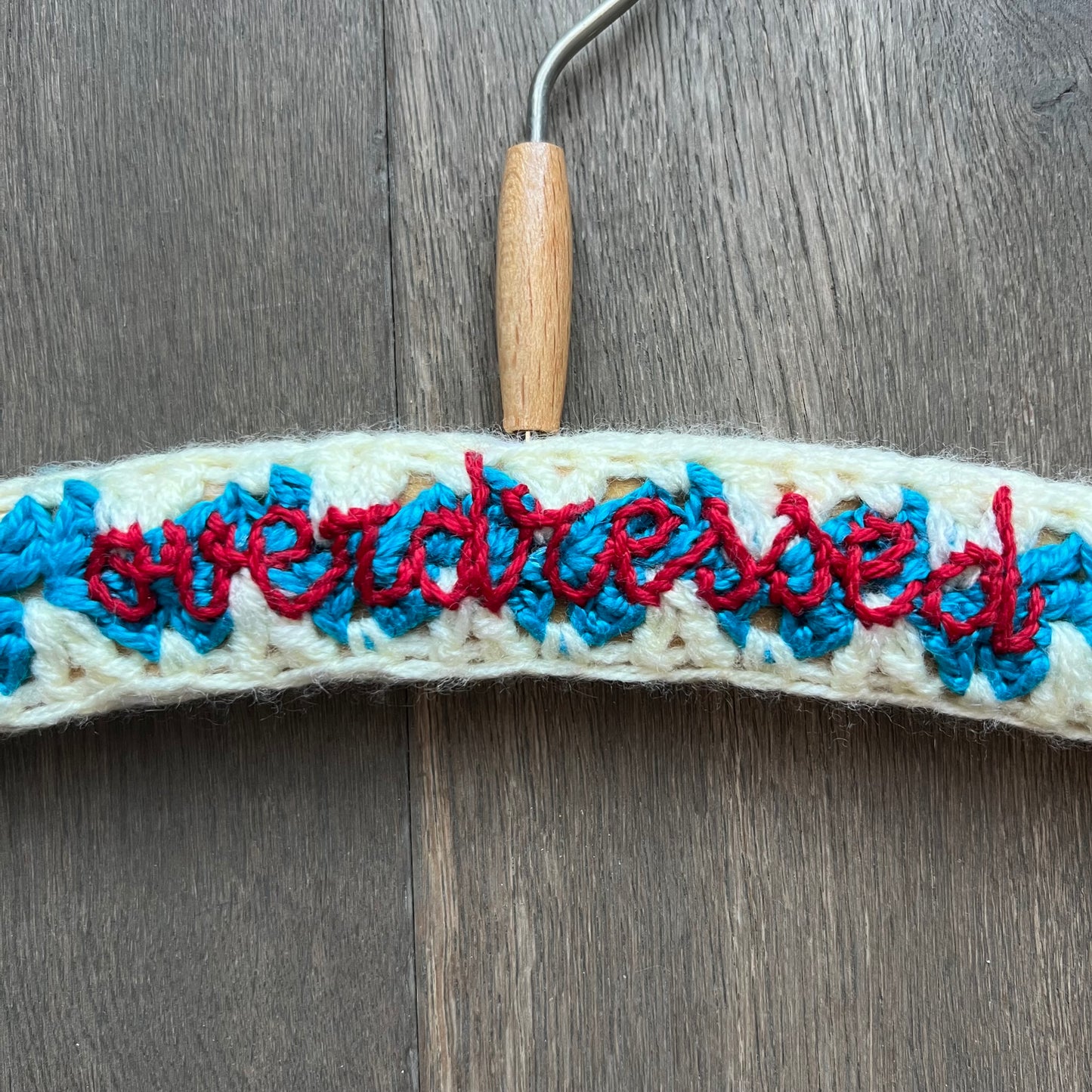 gruccia crochet turchese scuro e panna realizzata e ricamata a mano "overdressed"