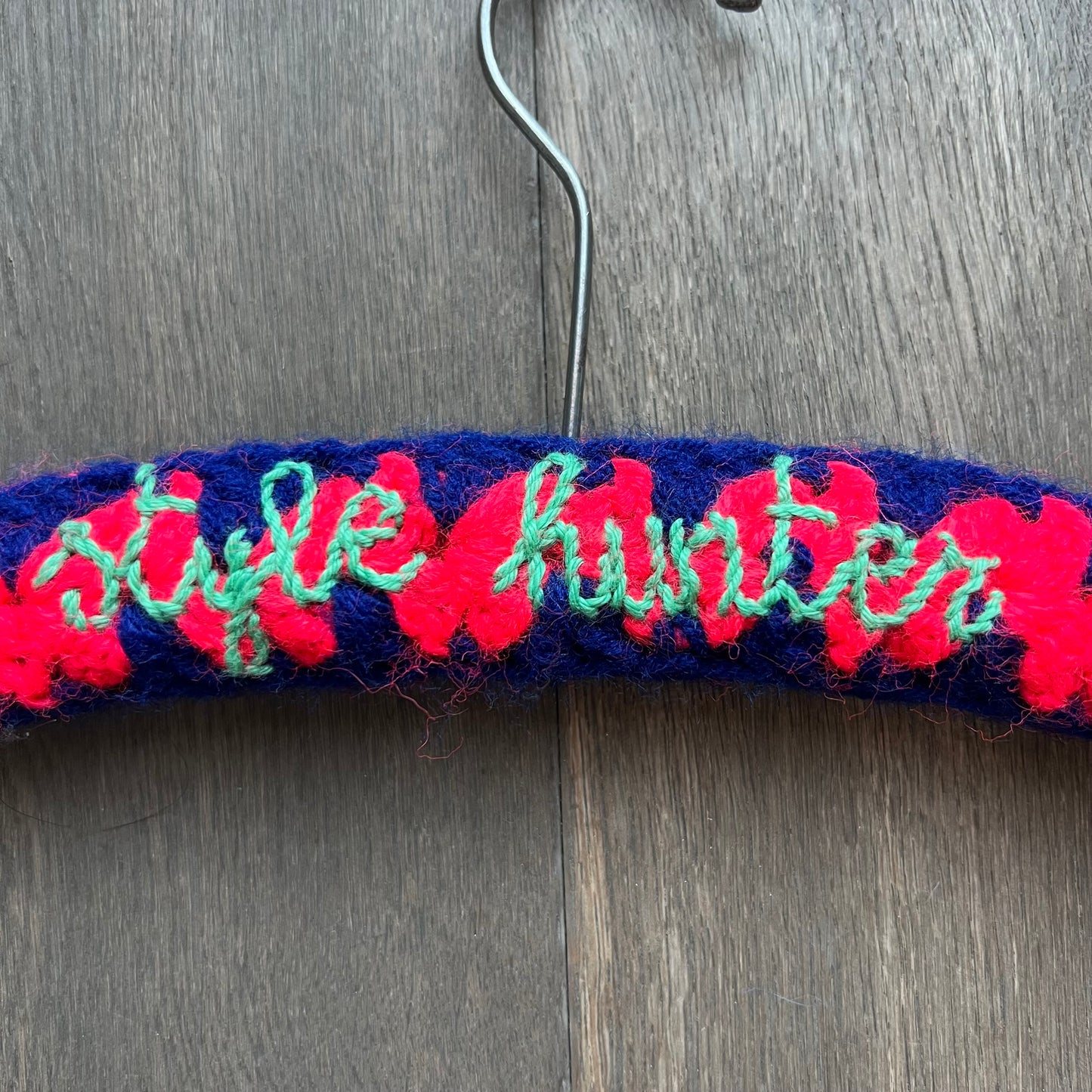 gruccia crochet rosso corallo e blu marino realizzata e ricamata a mano "style hunter"