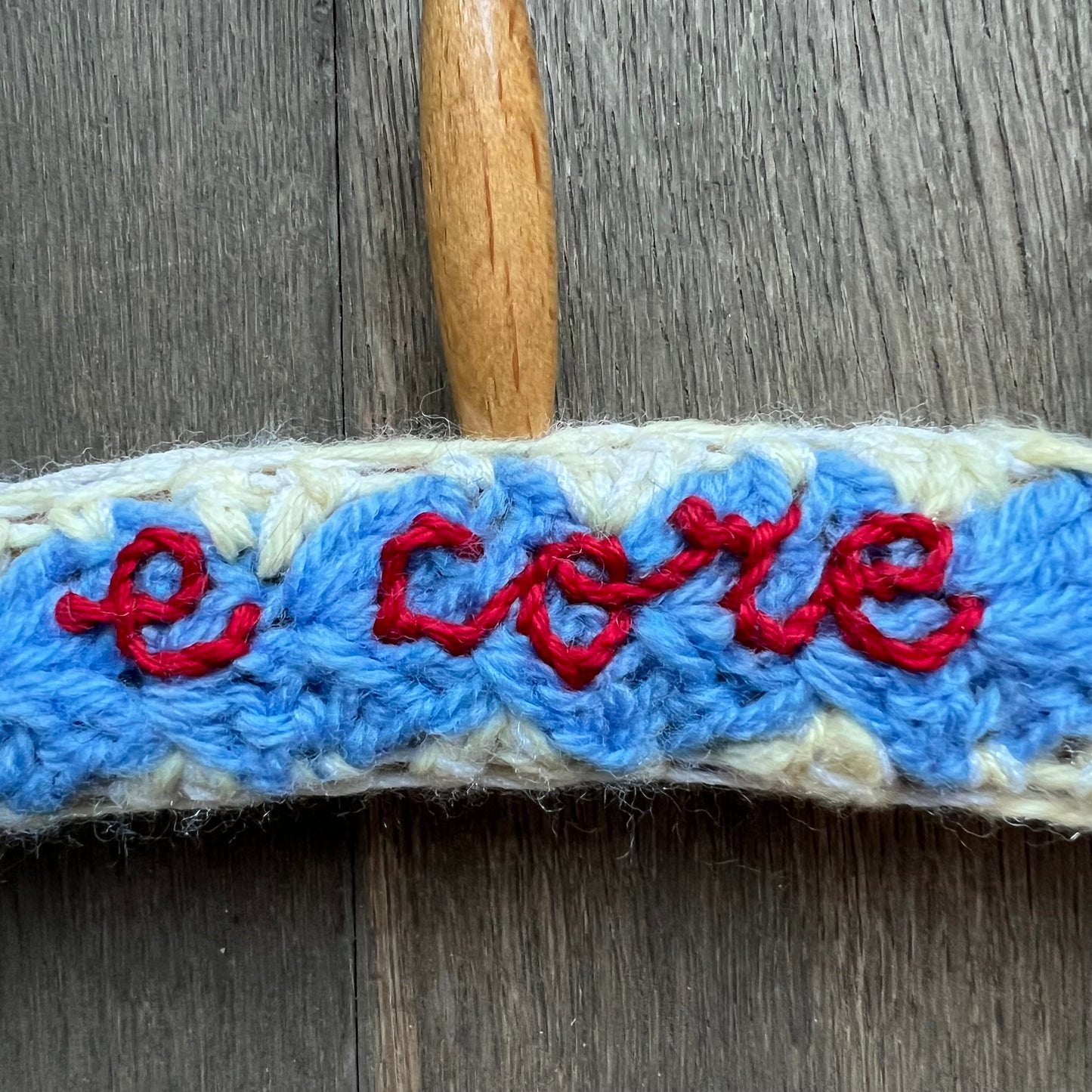 gruccia crochet celeste e panna realizzata e ricamata a mano sui due lati "anema/ e core.."